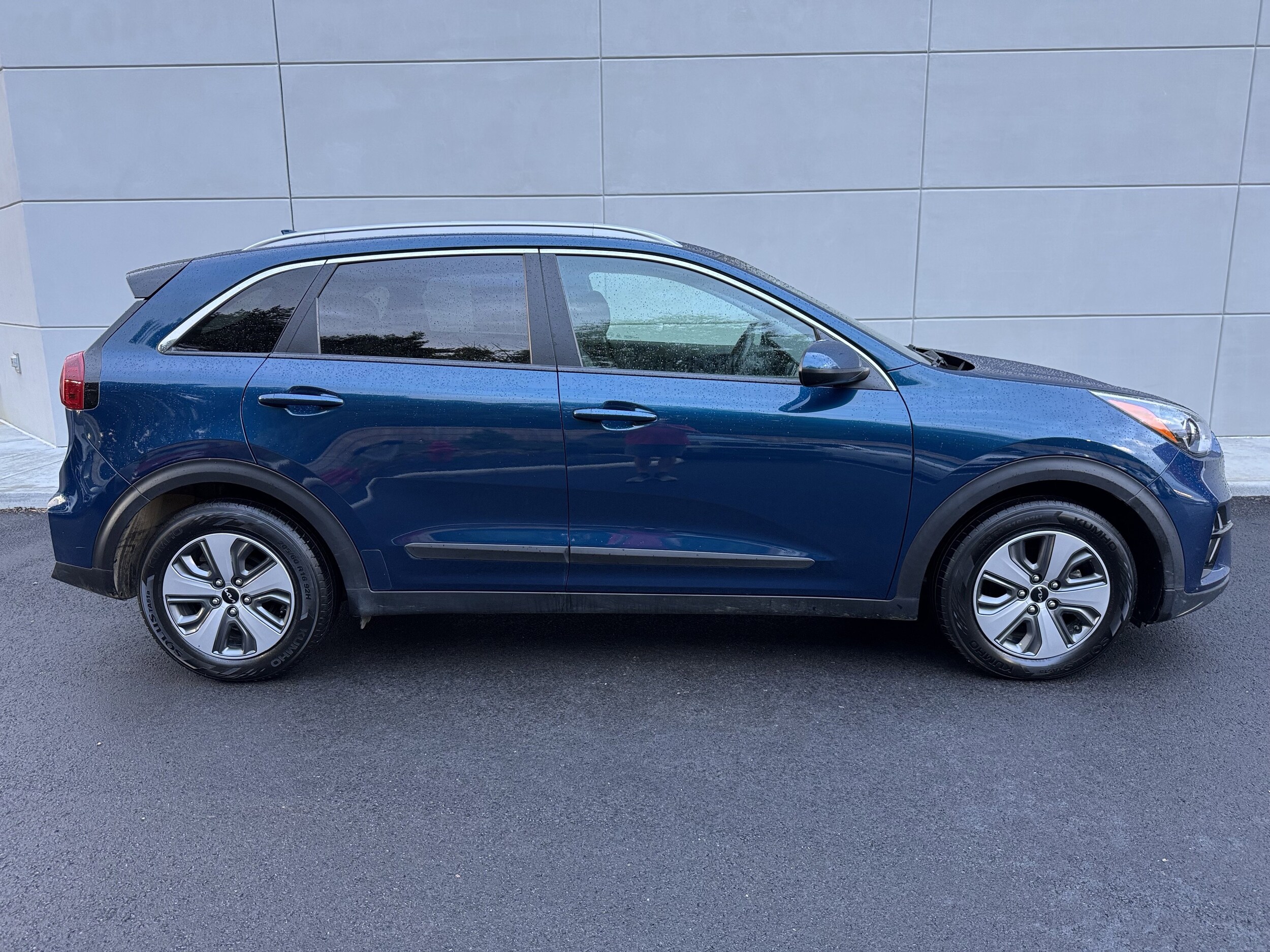 2022 Kia Niro LX photo 2