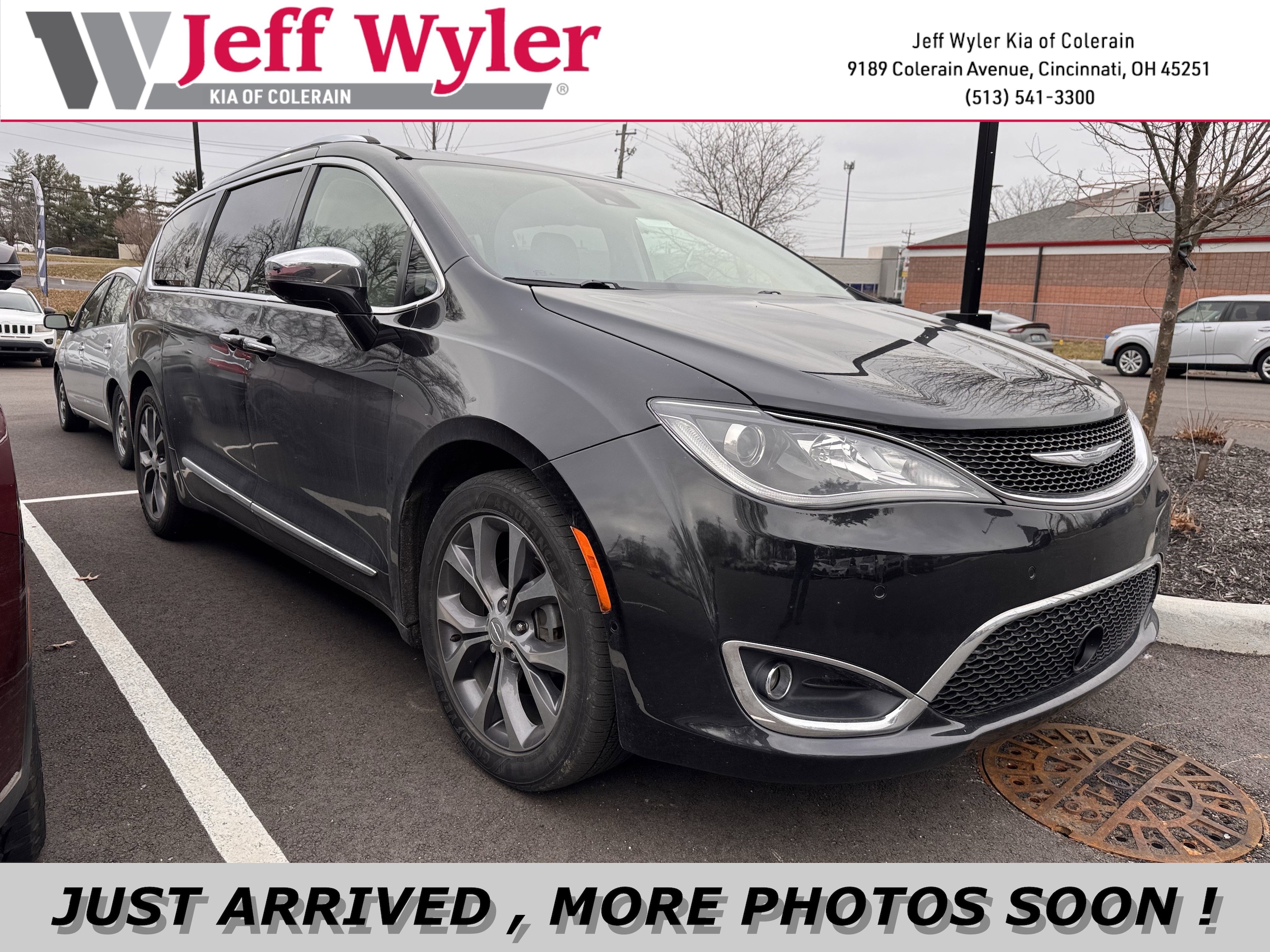2018 Chrysler Pacifica Limited's photo