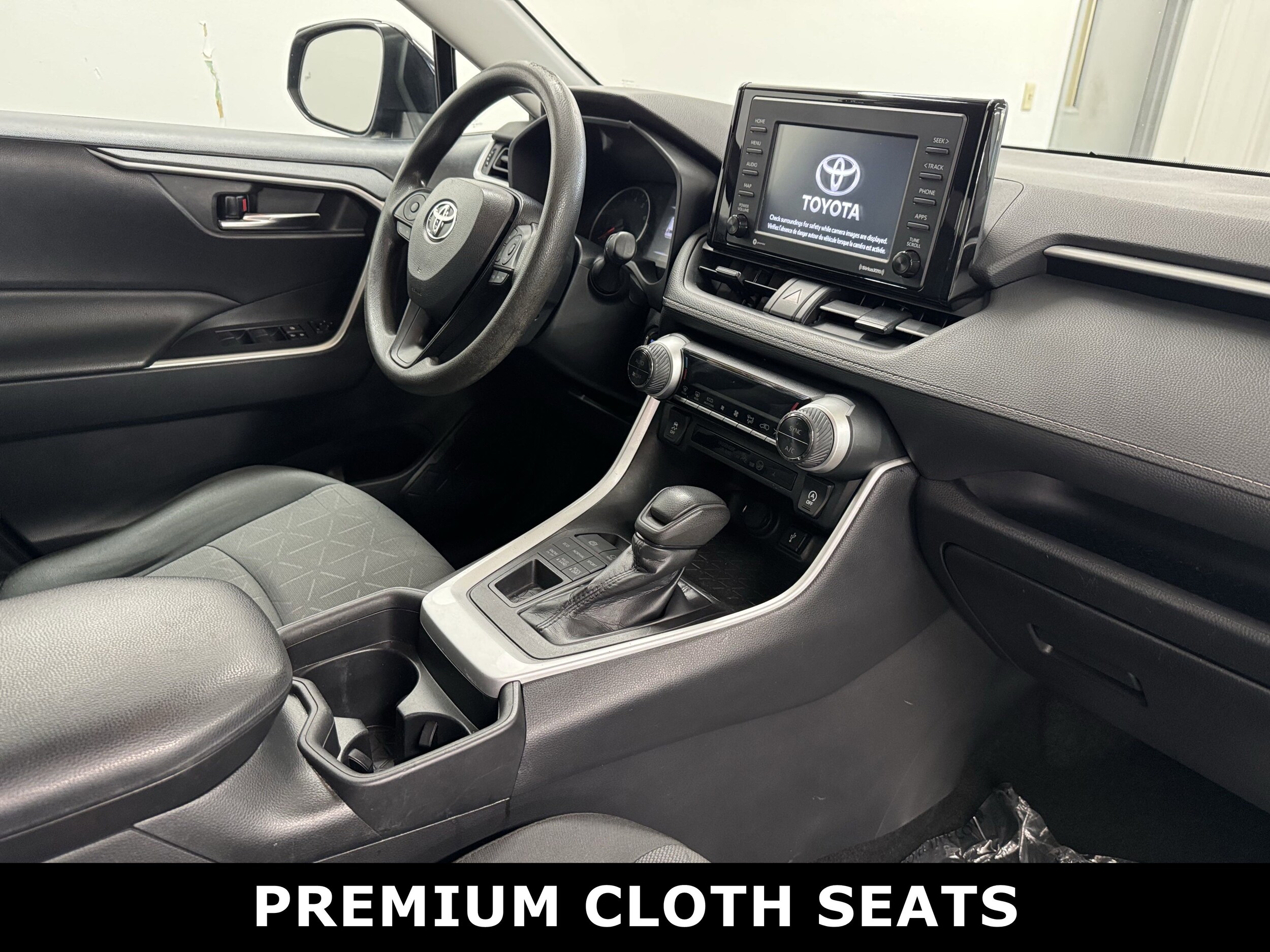 2021 Toyota RAV4 XLE photo 3