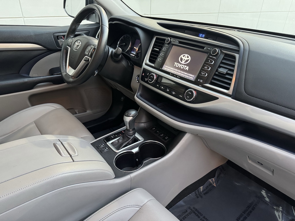 Used 2019 Toyota Highlander XLE V6 SUV
