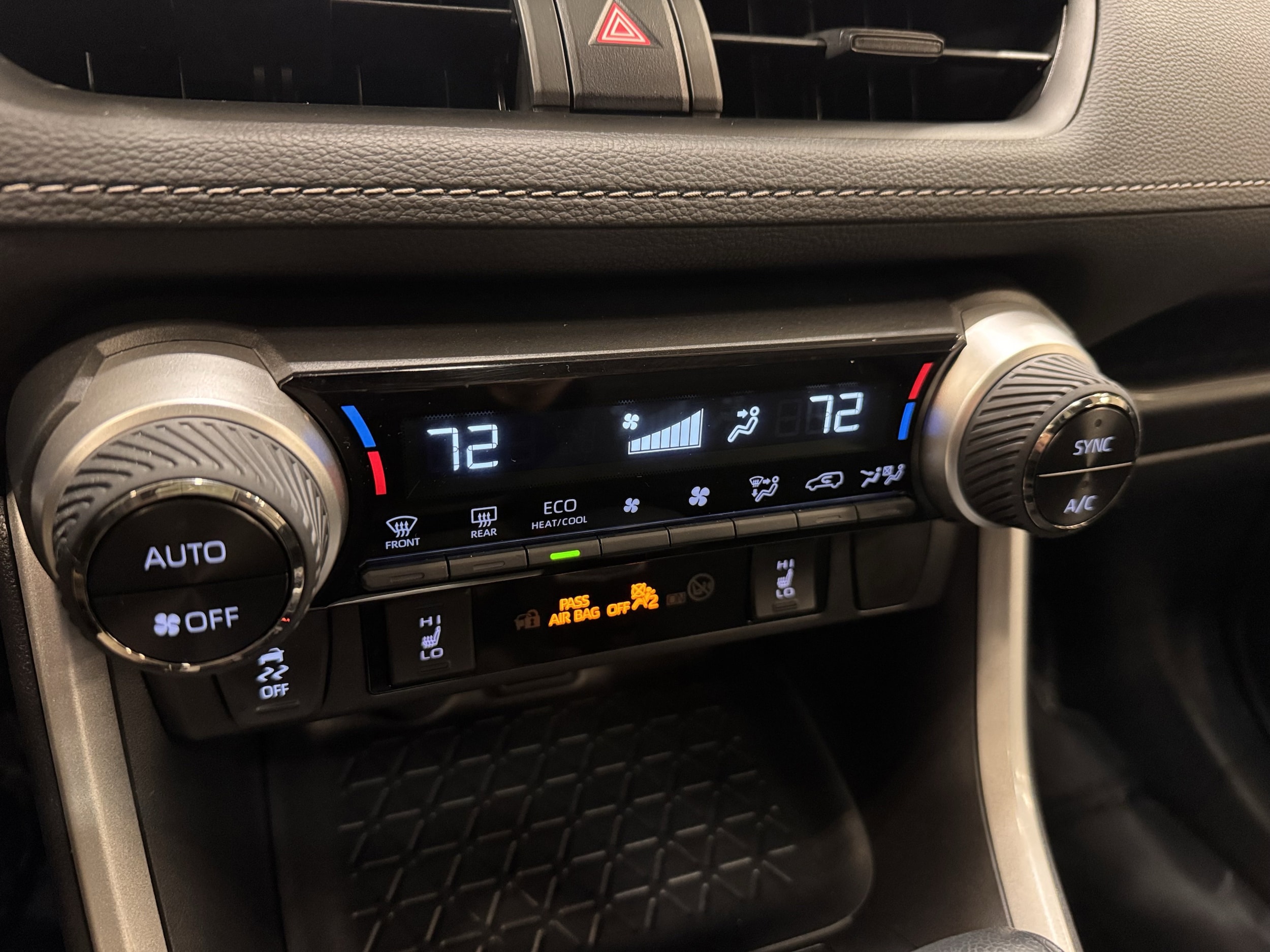 2025 Toyota RAV4 XLE - Photo 7