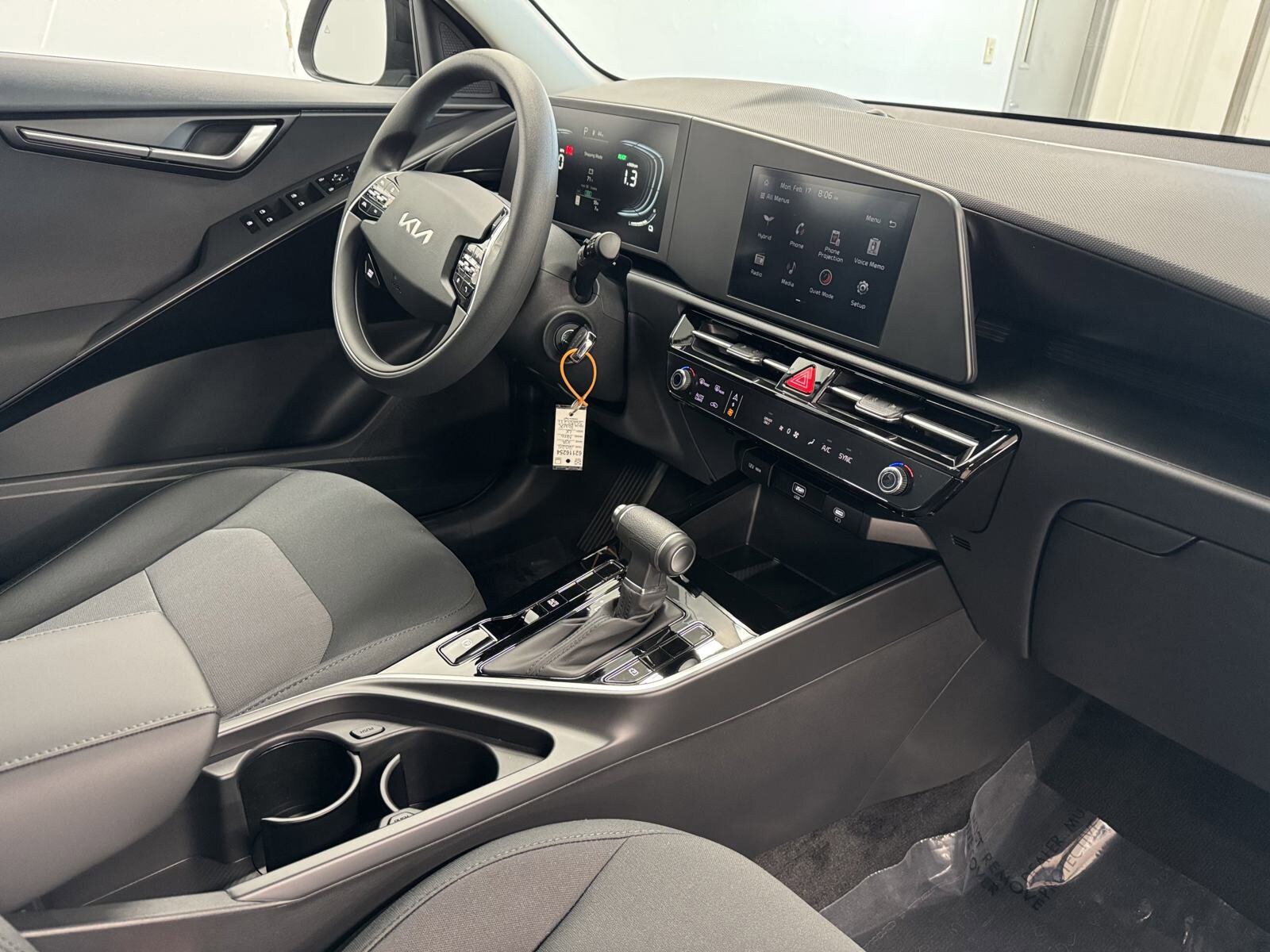 2025 Kia Niro LX photo 4