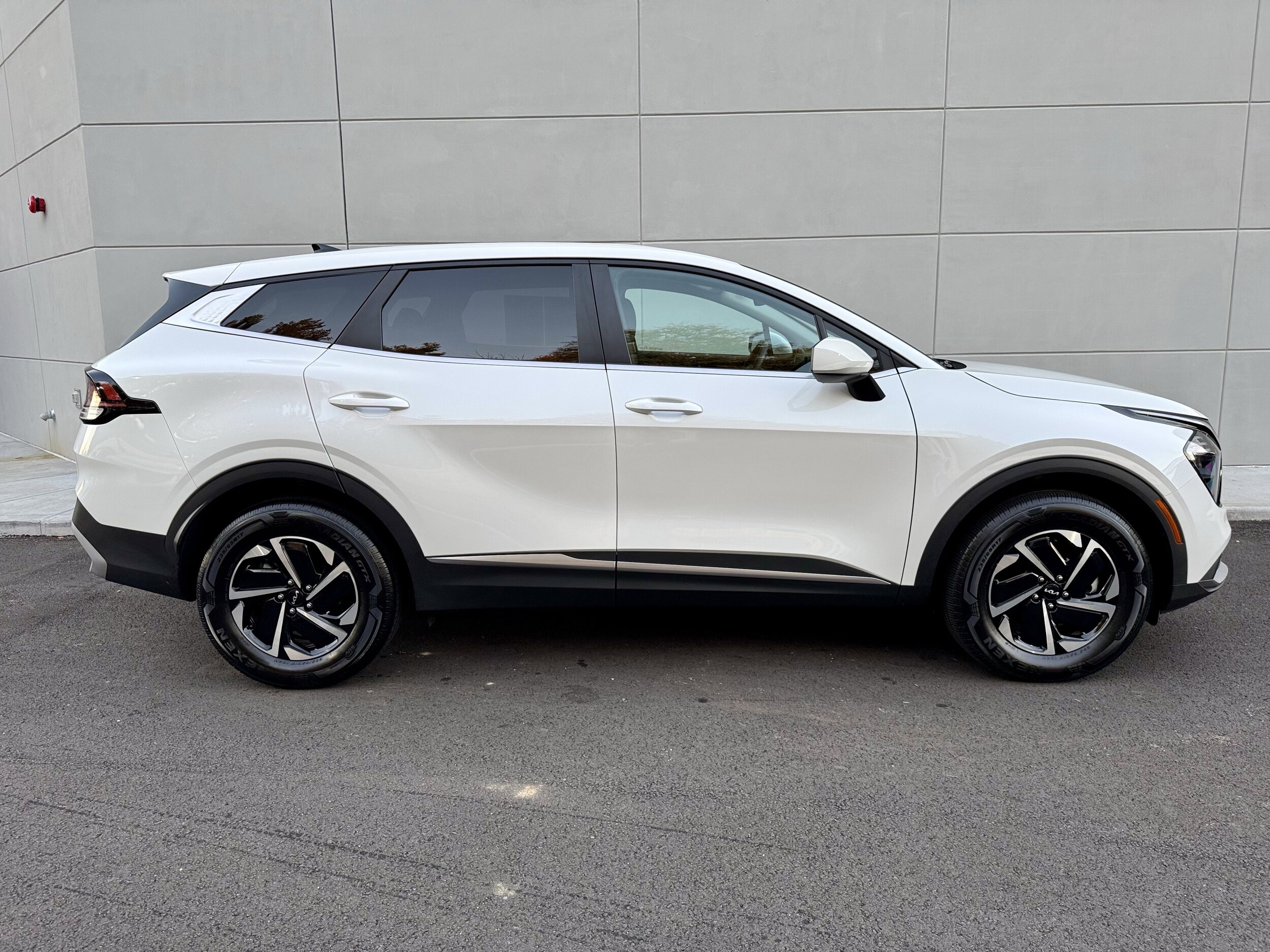 2023 Kia Sportage Hybrid LX photo 2
