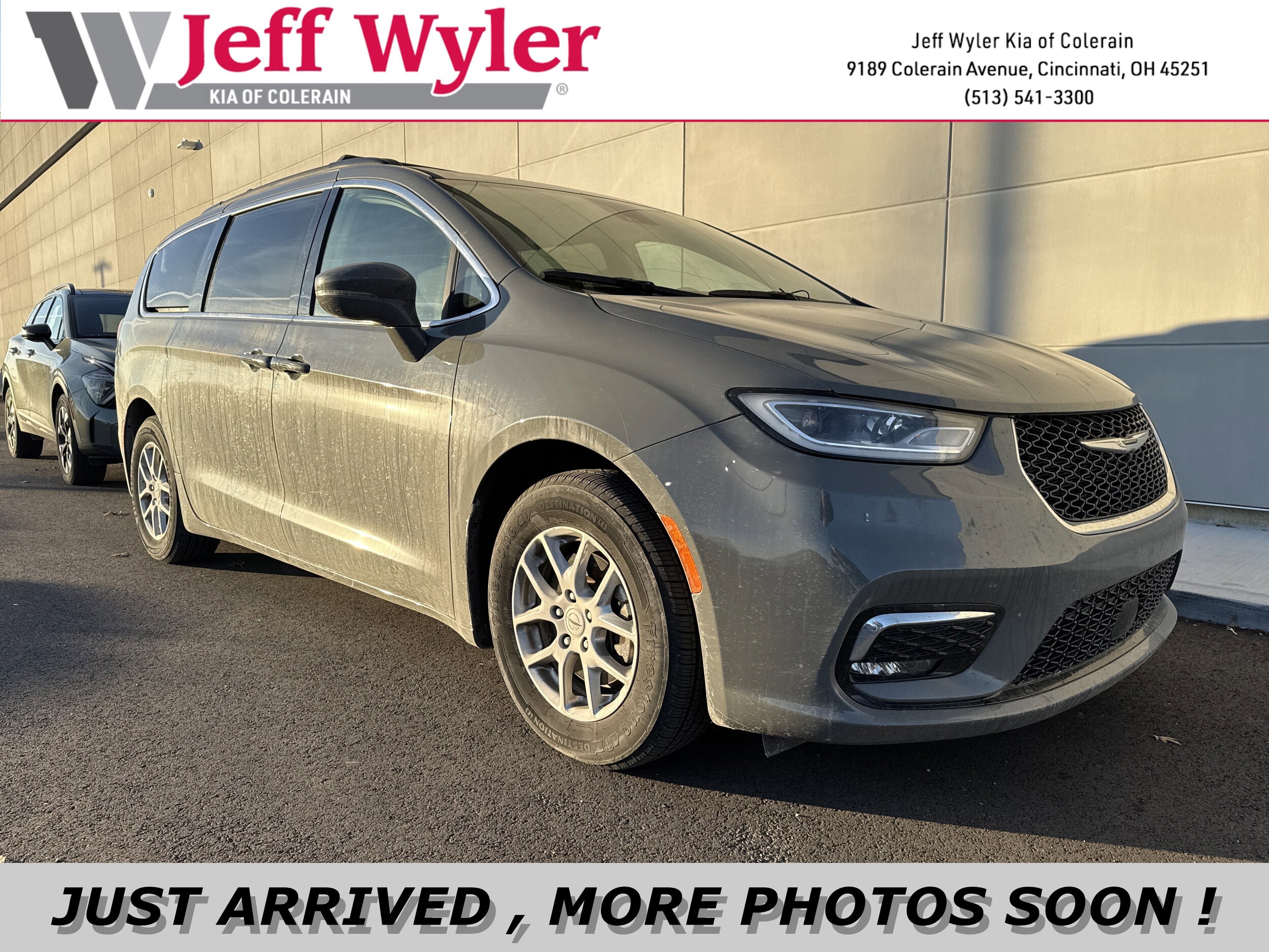 2021 Chrysler Pacifica Touring's photo