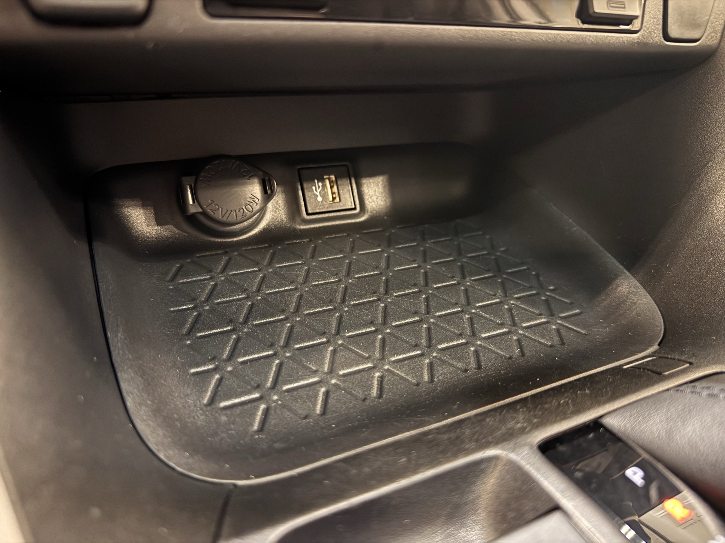 2025 Toyota RAV4 XLE - Photo 8