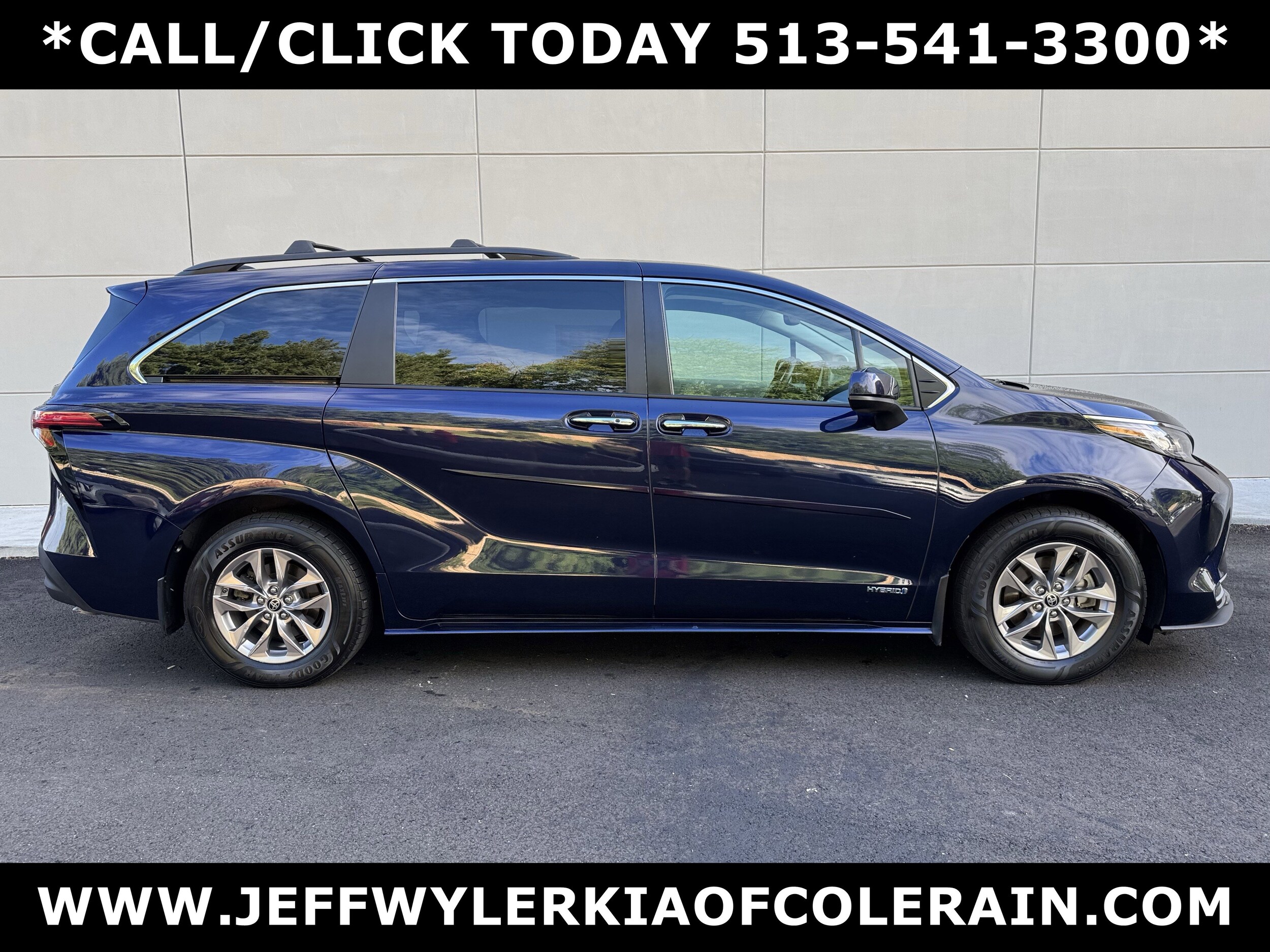 2021 Toyota Sienna XLE photo 2