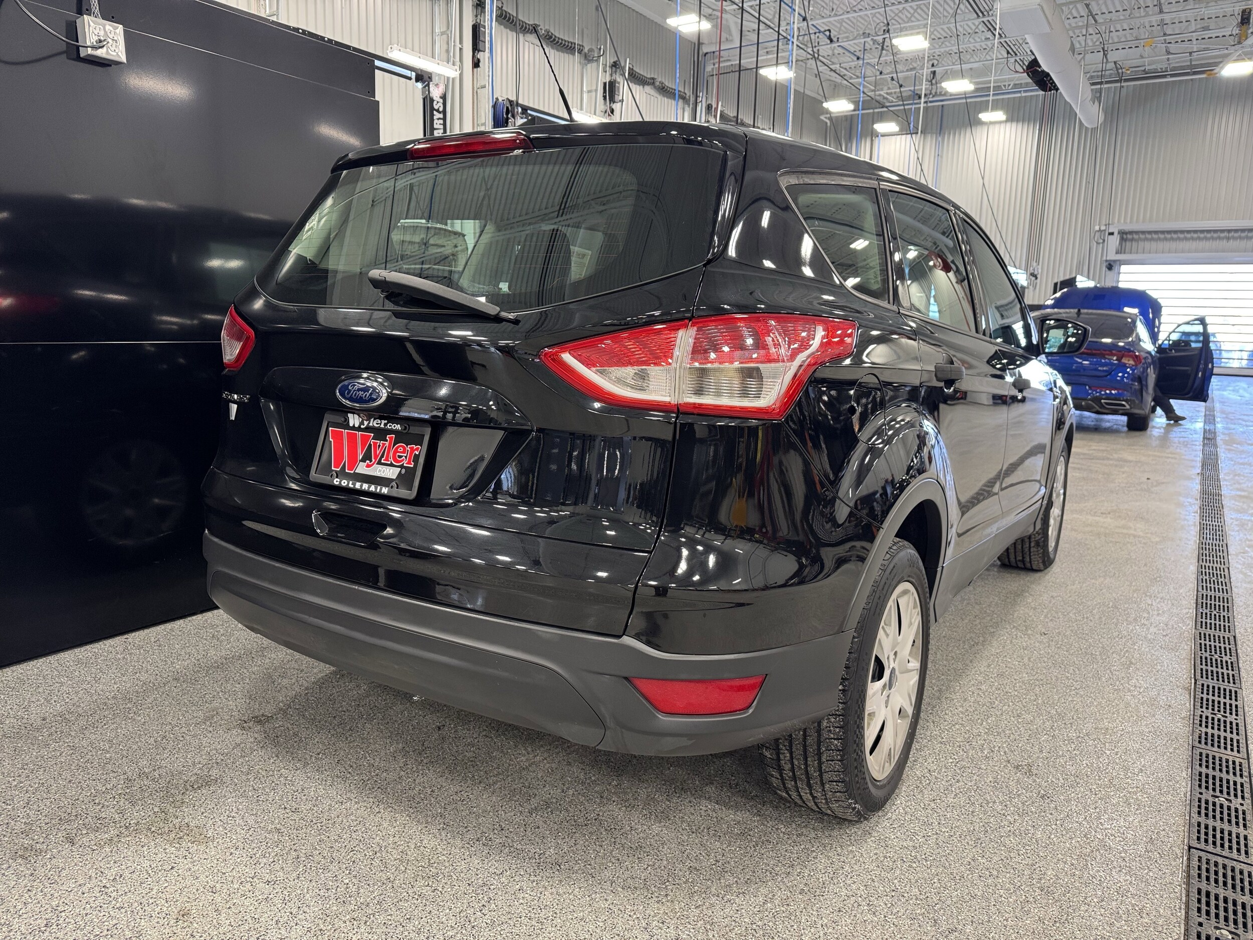 2016 Ford Escape S photo 2