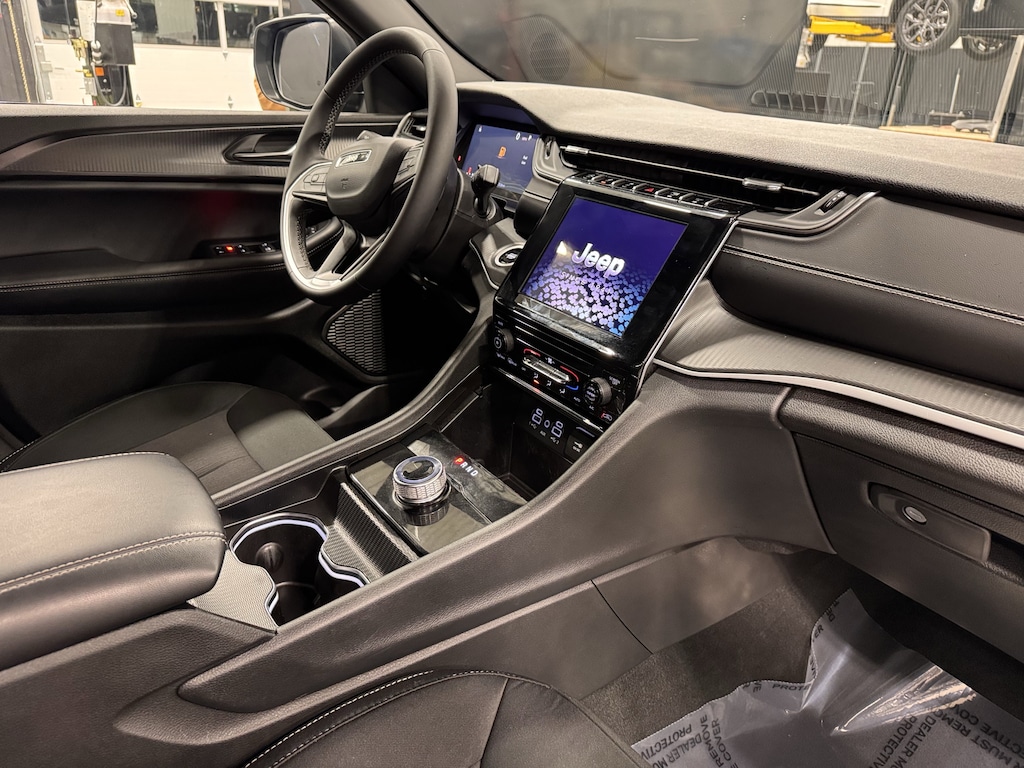 Used 2025 Jeep Grand Cherokee Laredo SUV