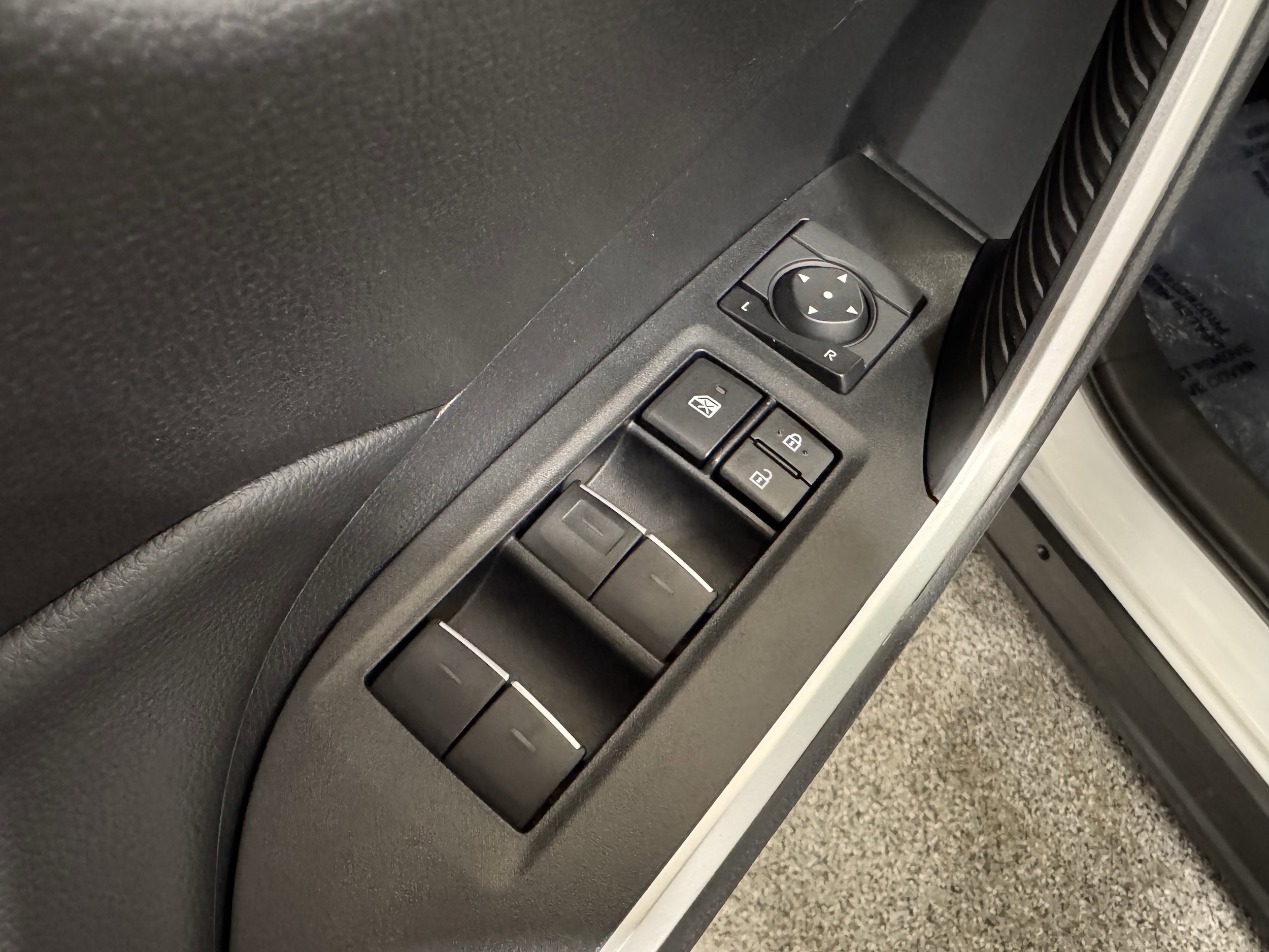 2025 Toyota RAV4 XLE - Photo 22