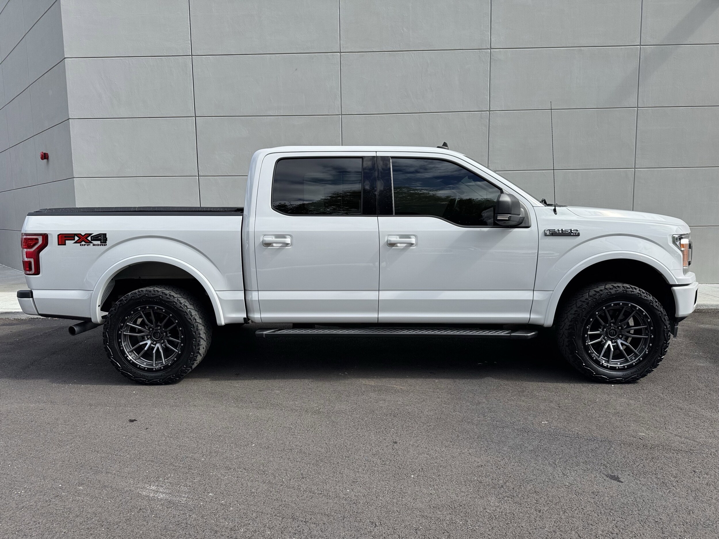 2019 Ford F-150 XLT photo 2