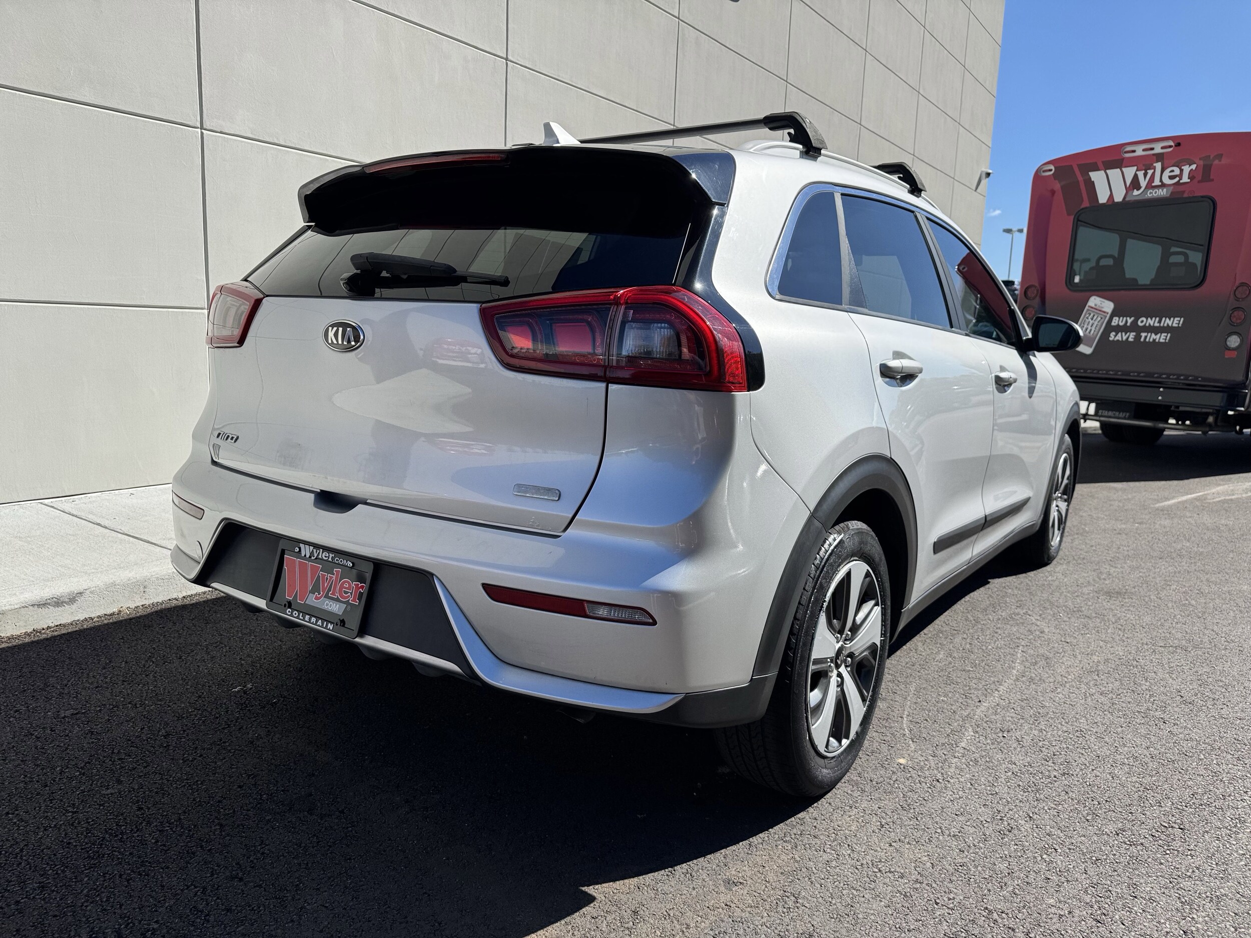 2017 Kia Niro LX photo 2