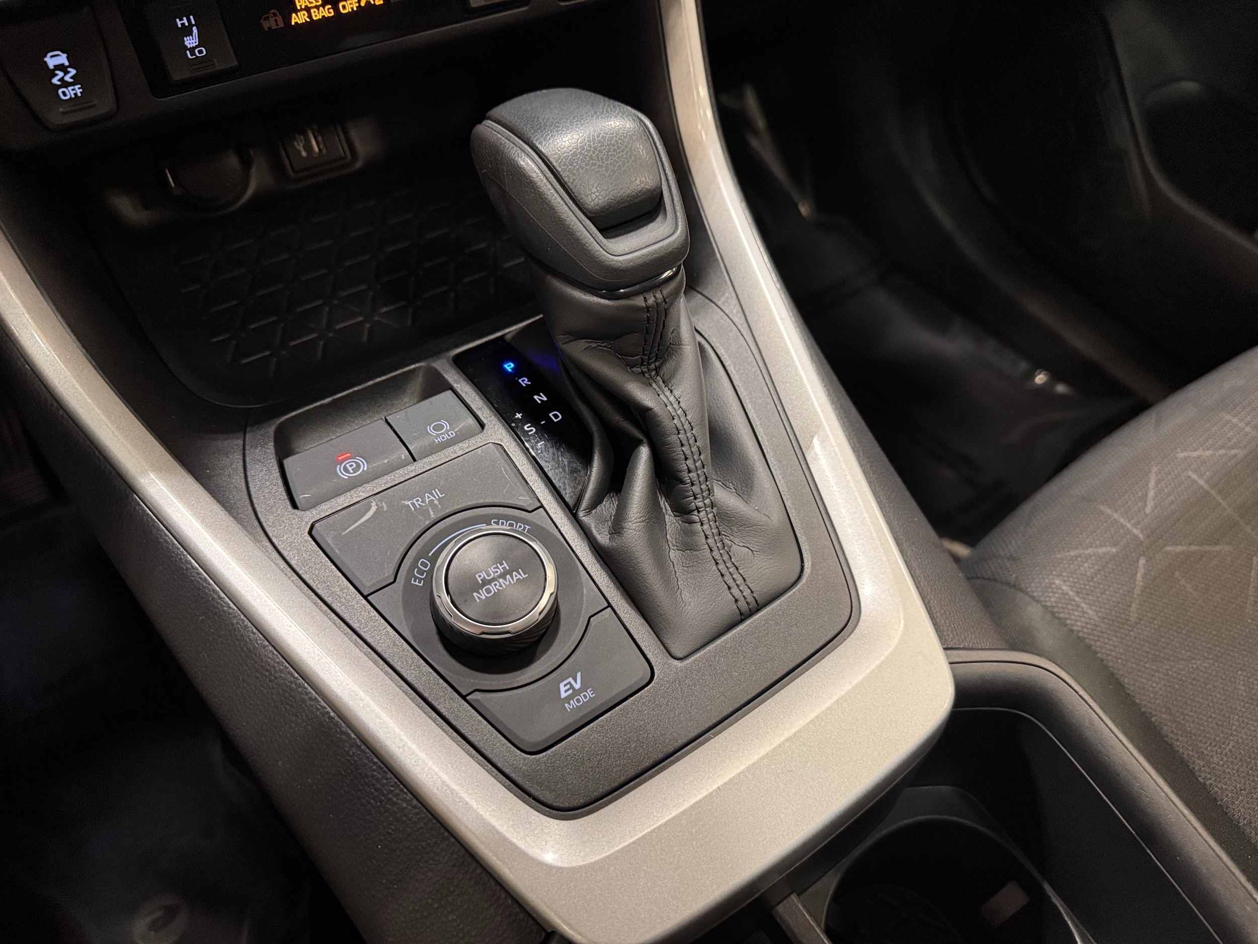 2025 Toyota RAV4 XLE - Photo 9