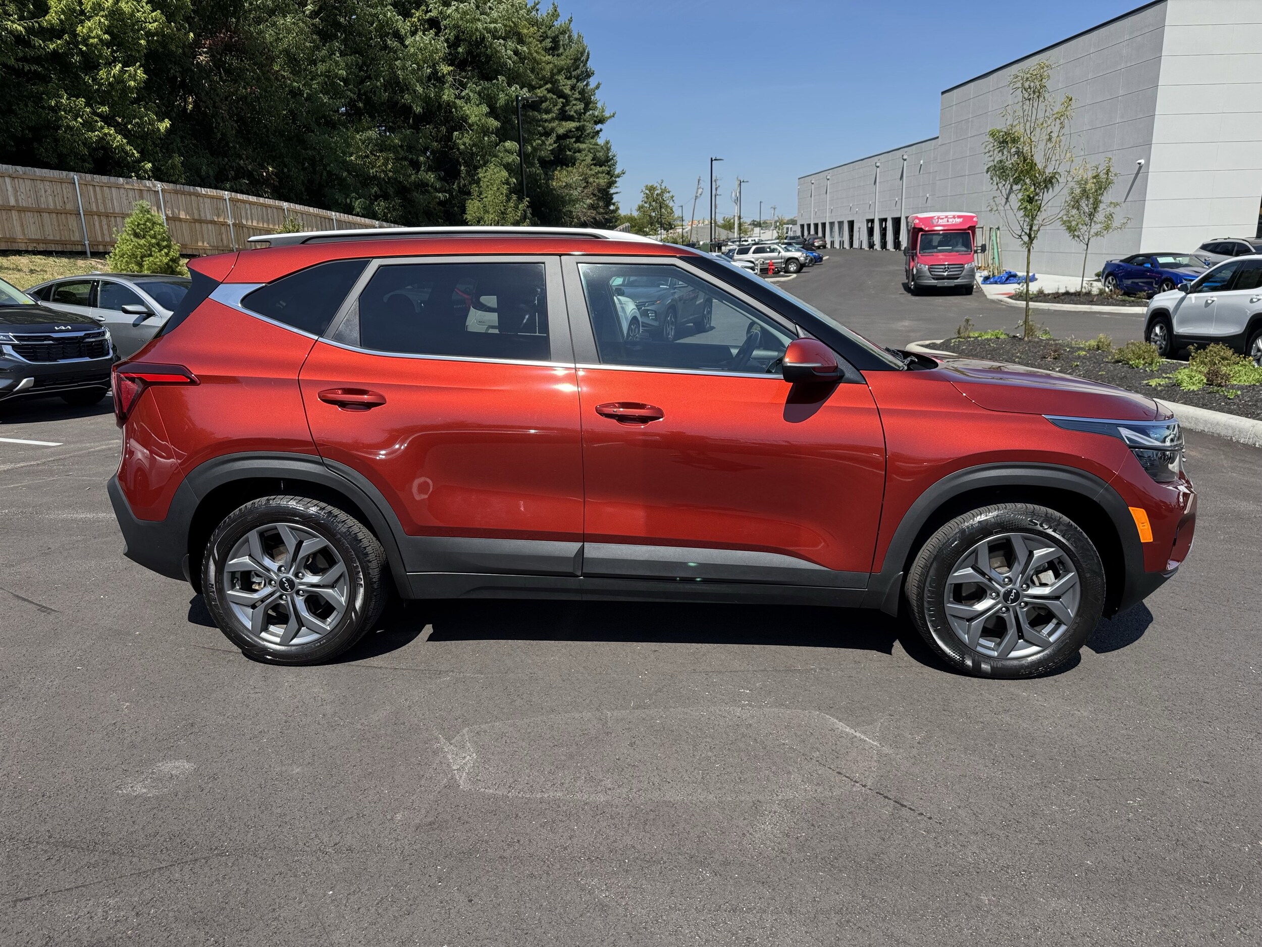 2024 Kia Seltos S photo 2
