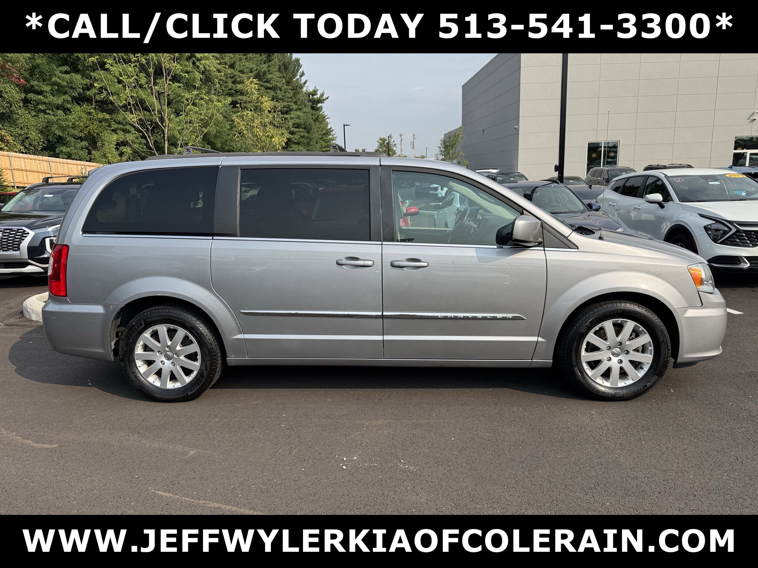2015 Chrysler Town & Country Touring photo 2