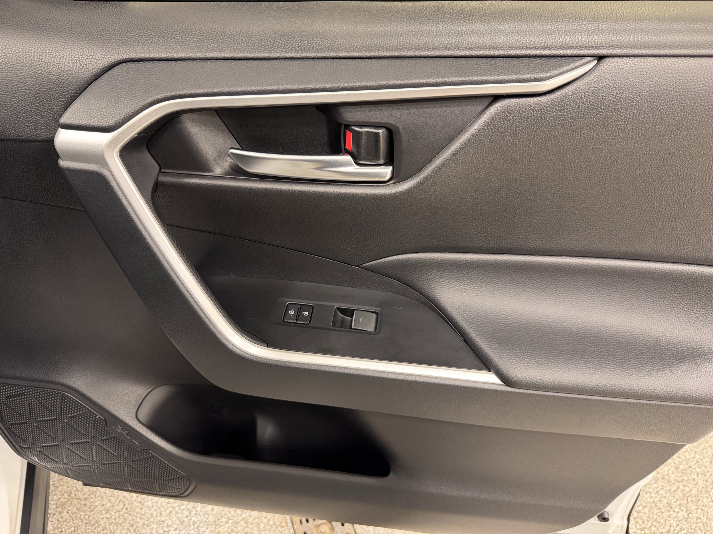 2025 Toyota RAV4 XLE - Photo 27