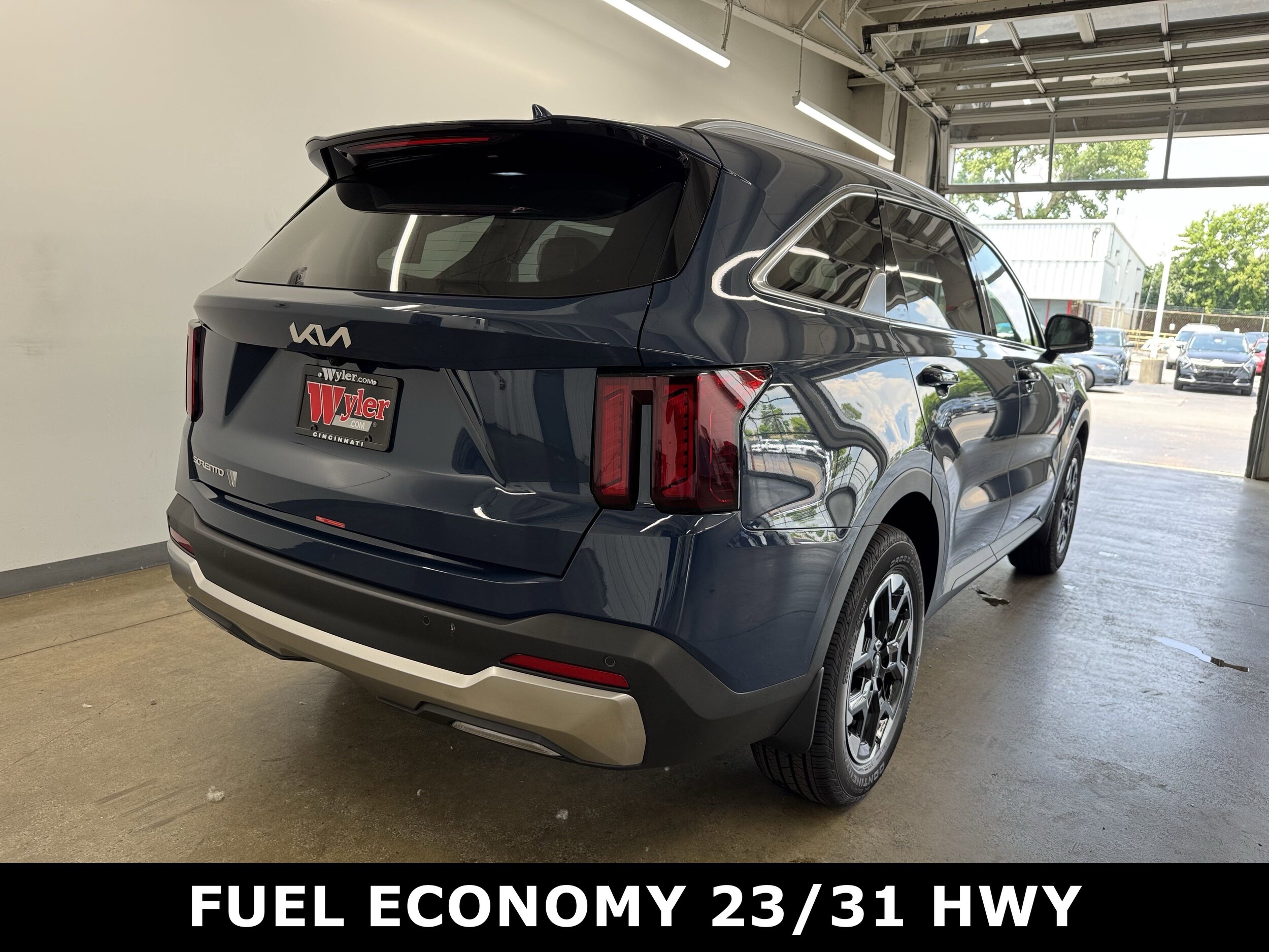 2025 Kia Sorento S photo 3