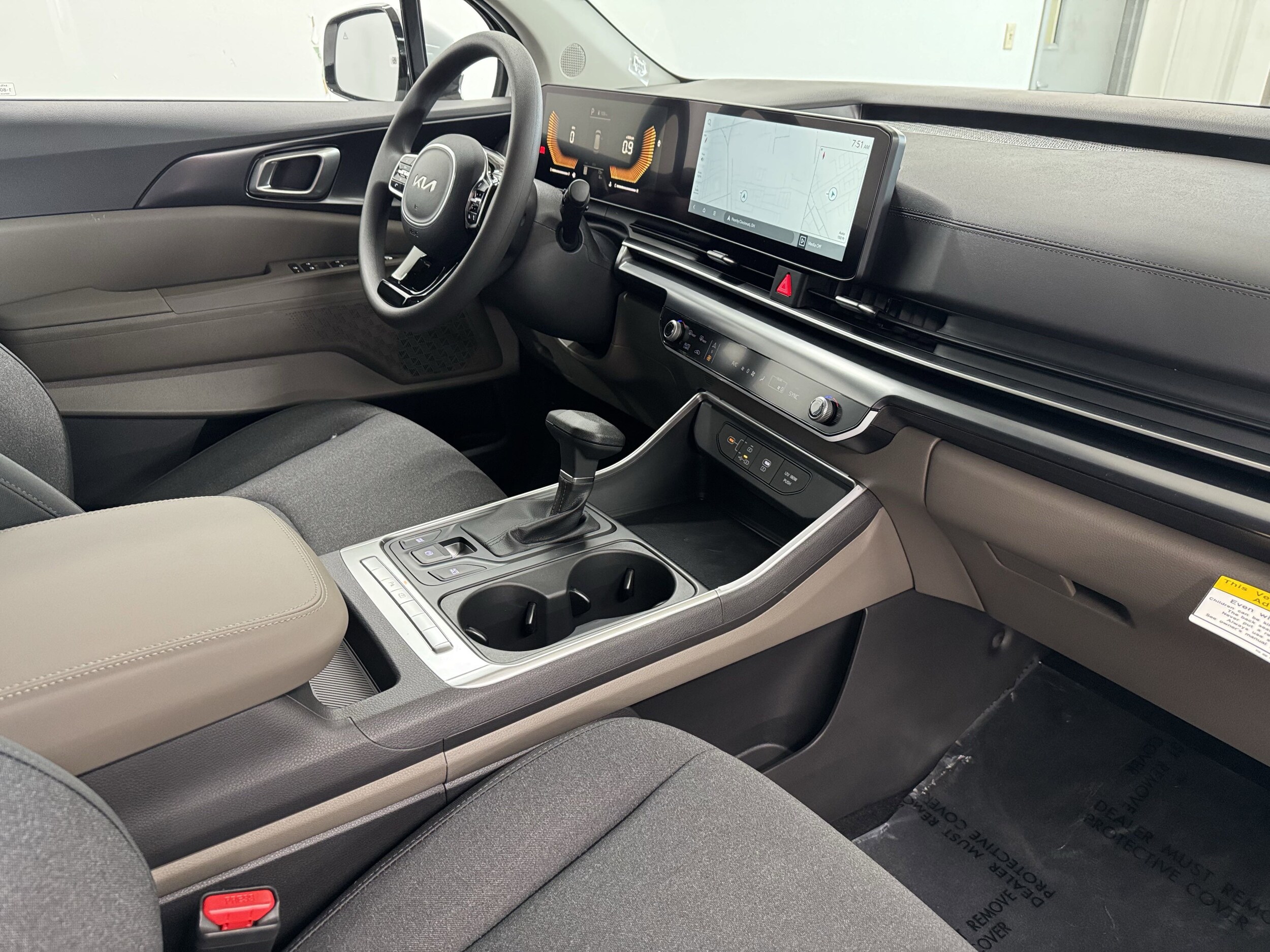2026 Kia Carnival LX photo 4