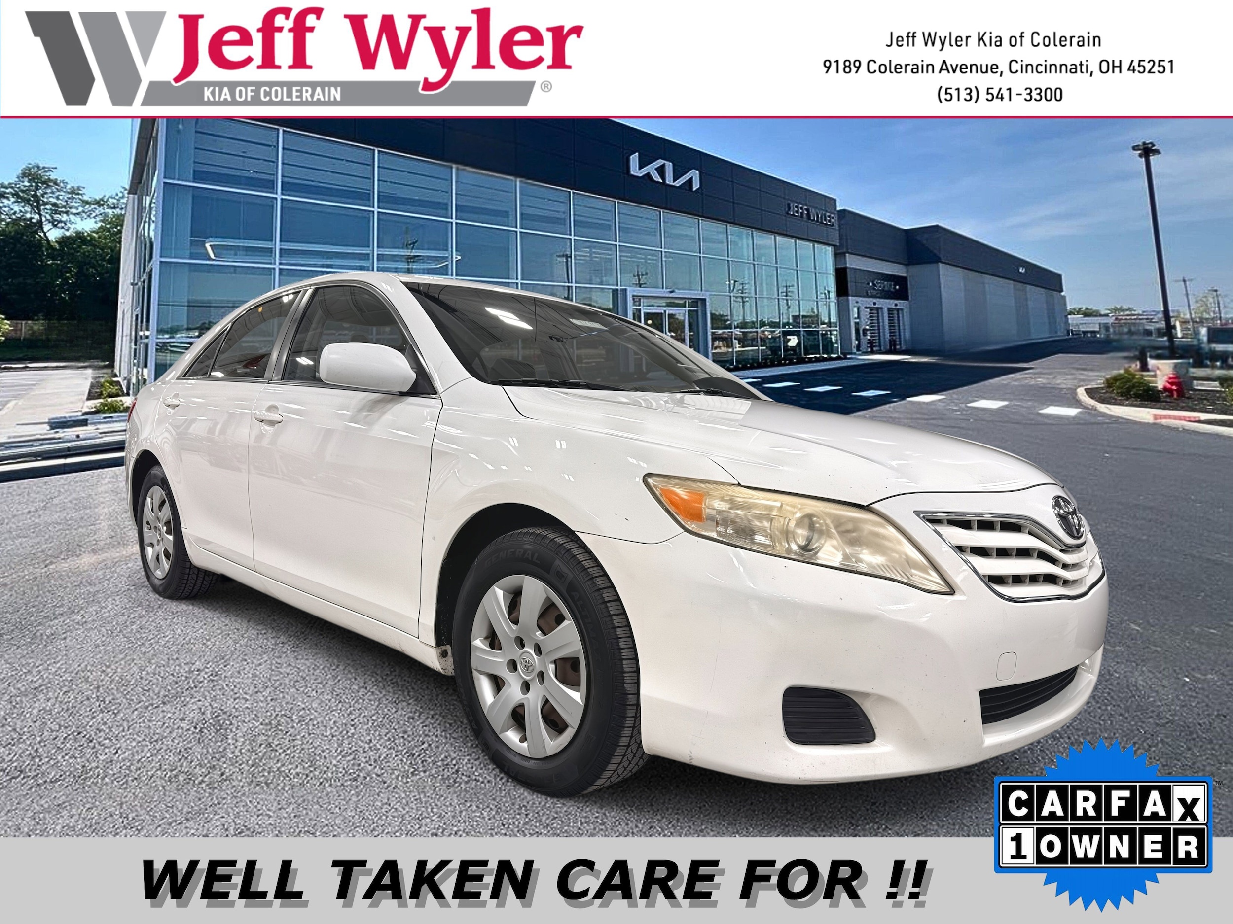 2010 Toyota Camry LE's photo