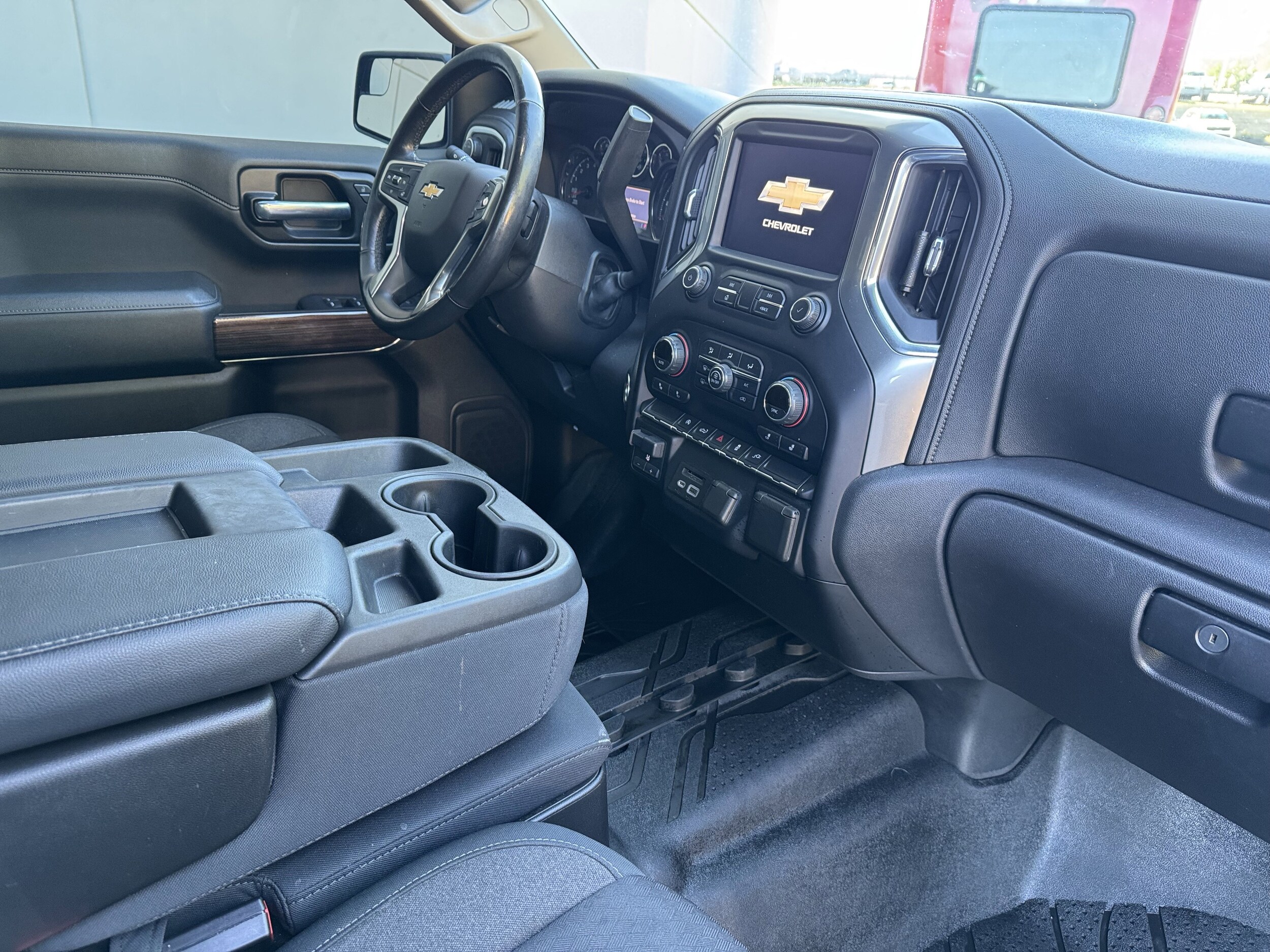 2020 Chevrolet Silverado 1500 LT photo 3