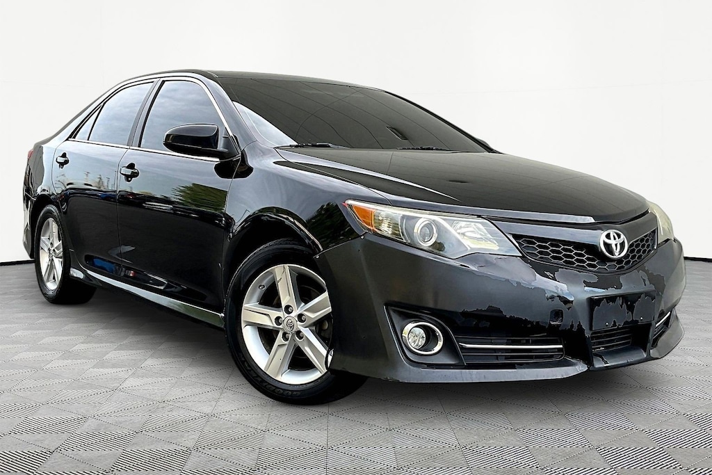 Used 2014 Toyota Camry SE Sedan