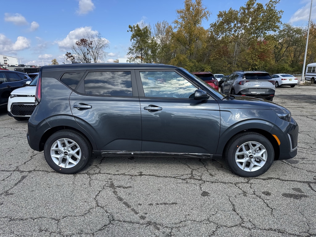 New 2025 Kia Soul LX Hatchback