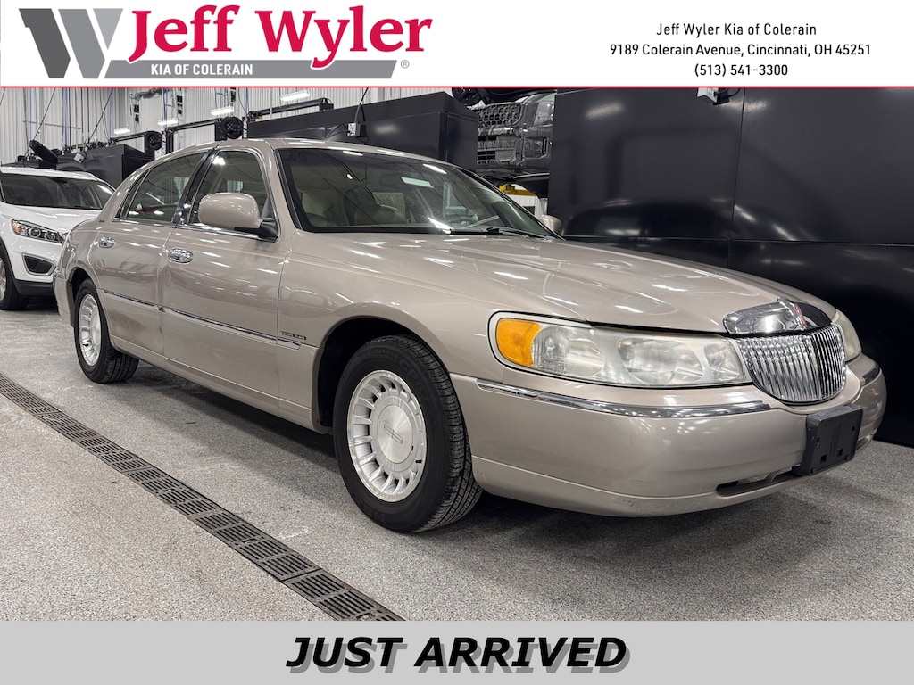 Used 2001 Lincoln Town Car Executive Sedan