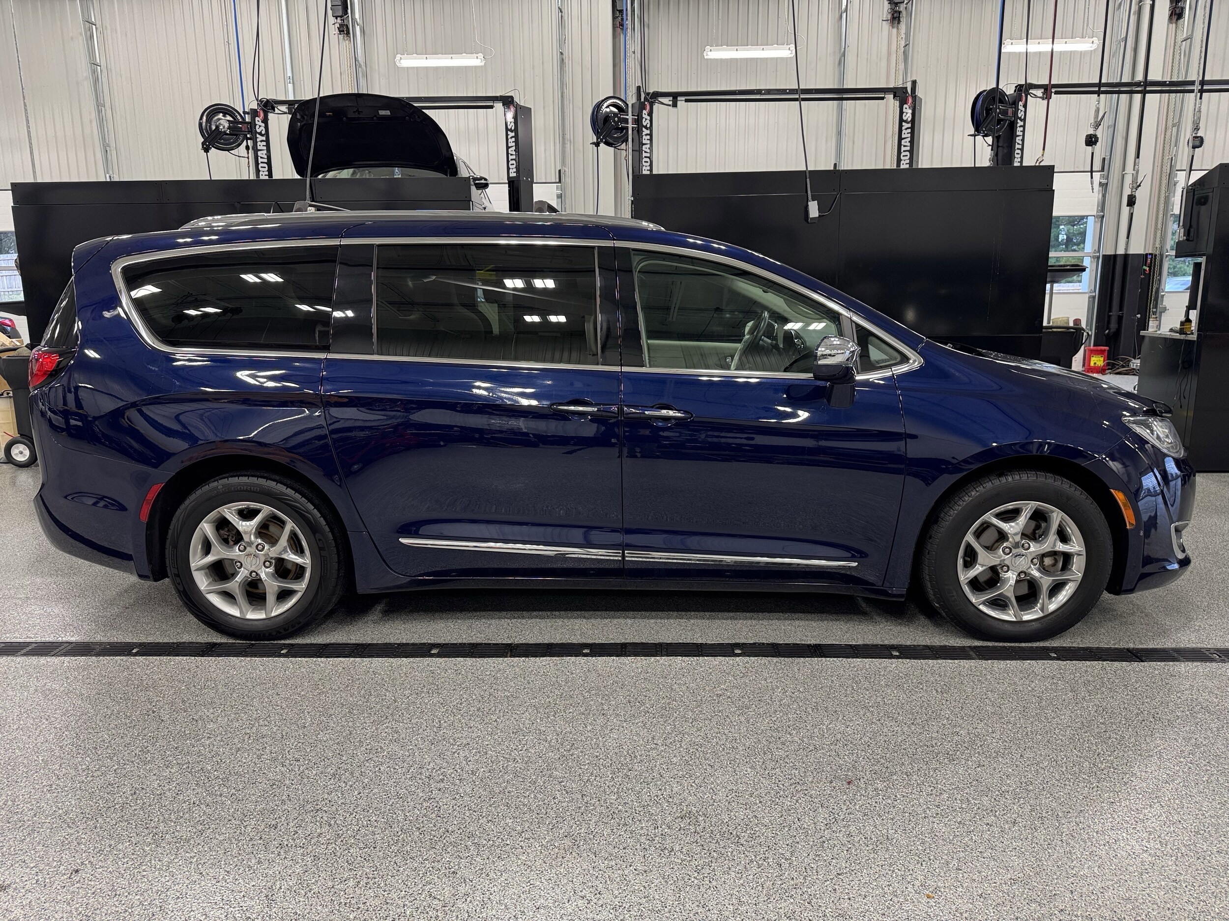 2018 Chrysler Pacifica Limited photo 2