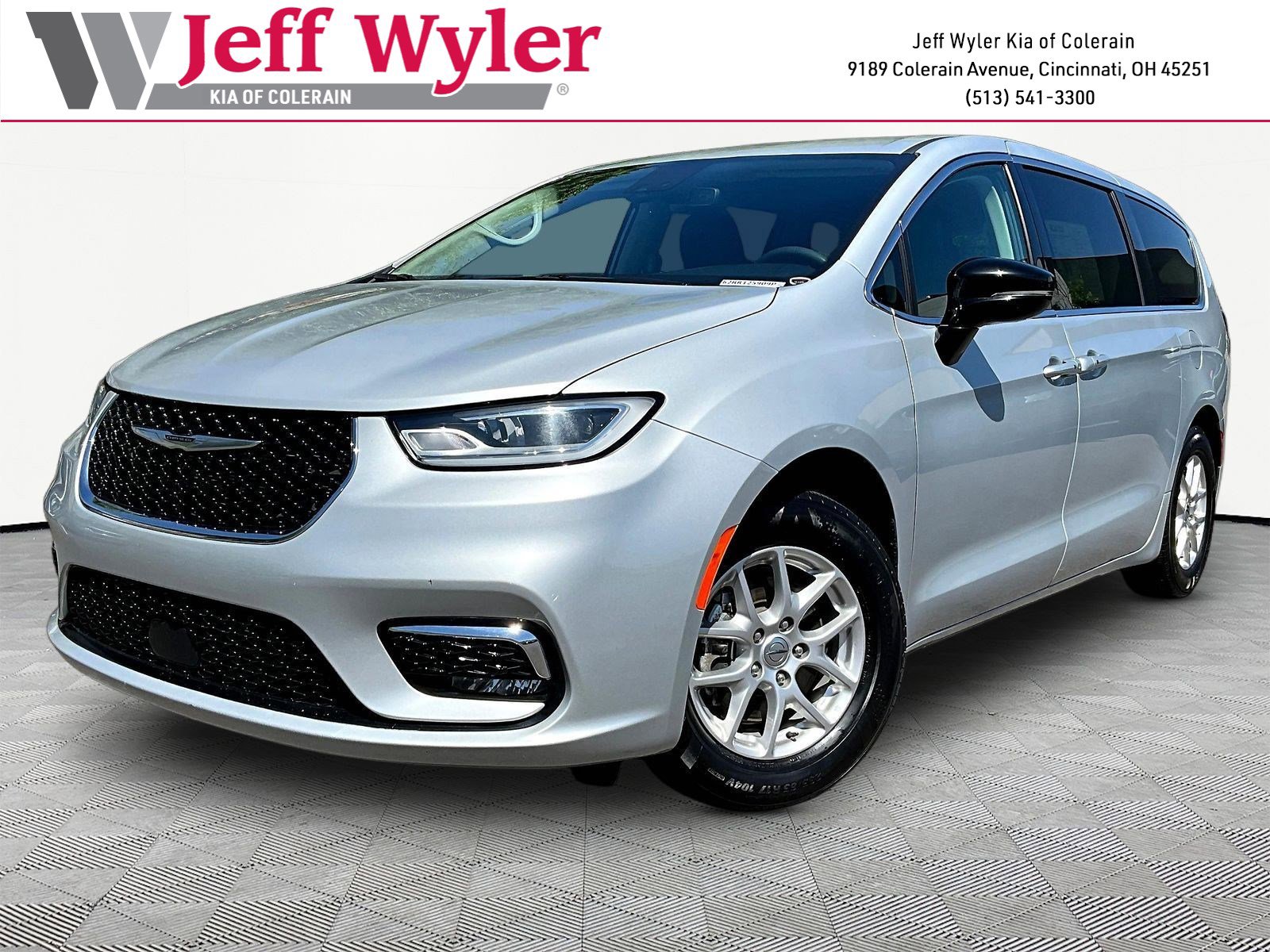 2024 Chrysler Pacifica Touring L's photo