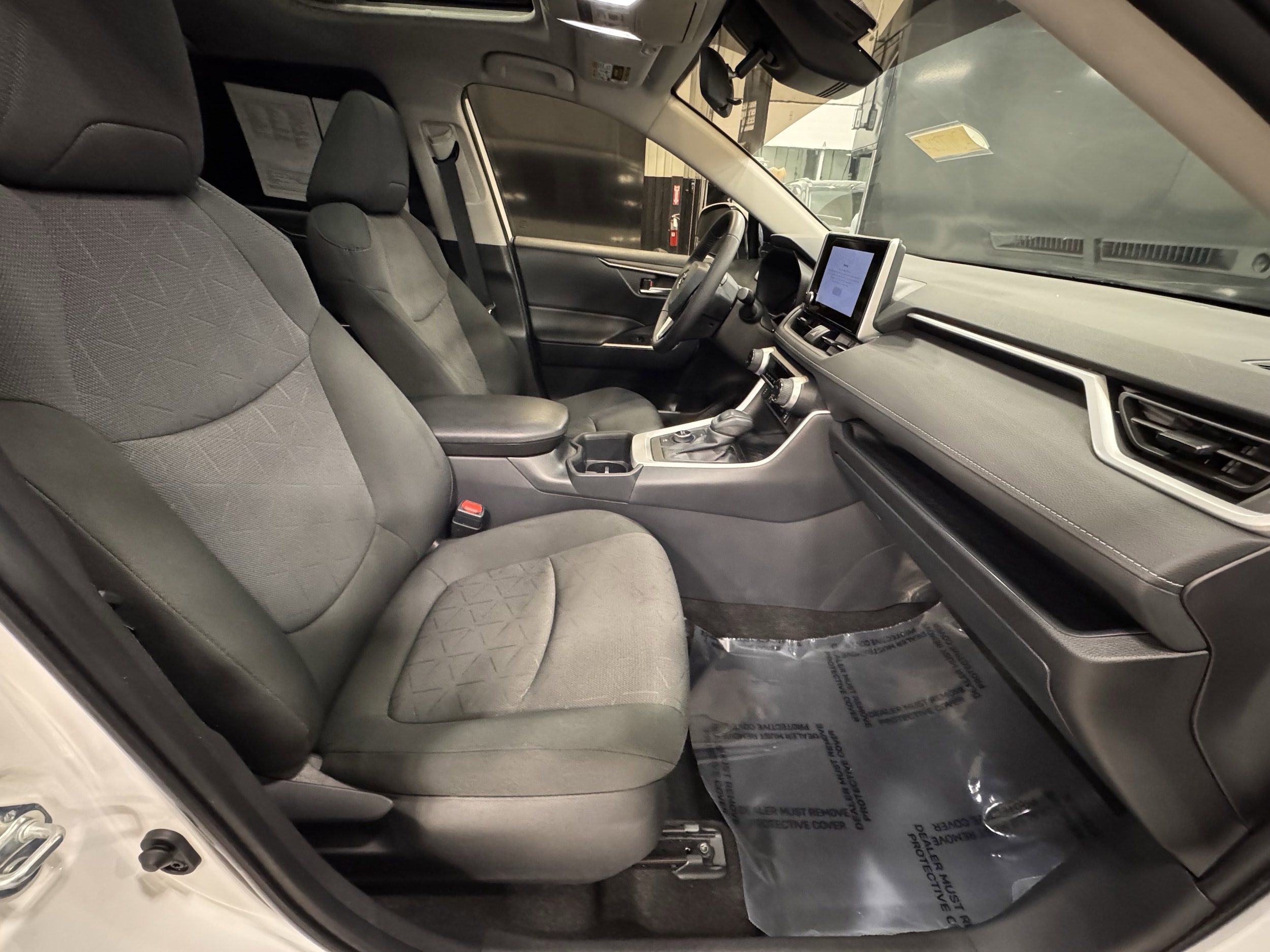 2025 Toyota RAV4 XLE - Photo 25