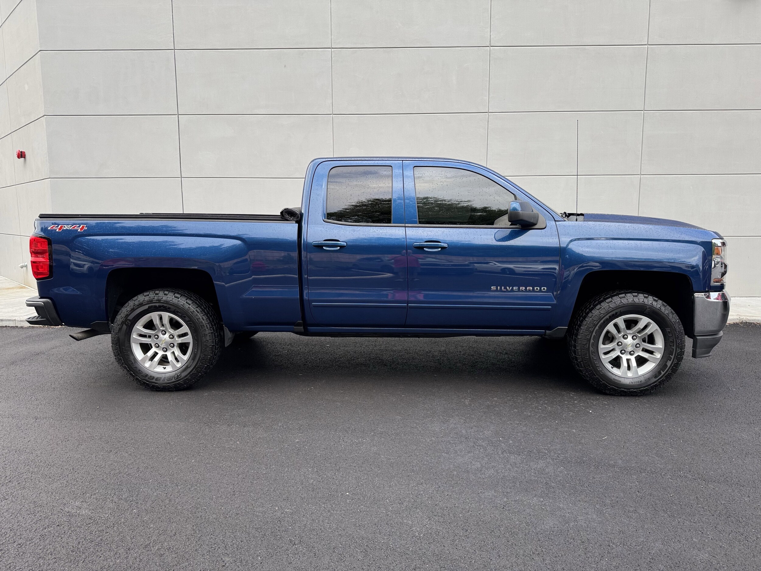 2016 Chevrolet Silverado 1500 LT photo 2