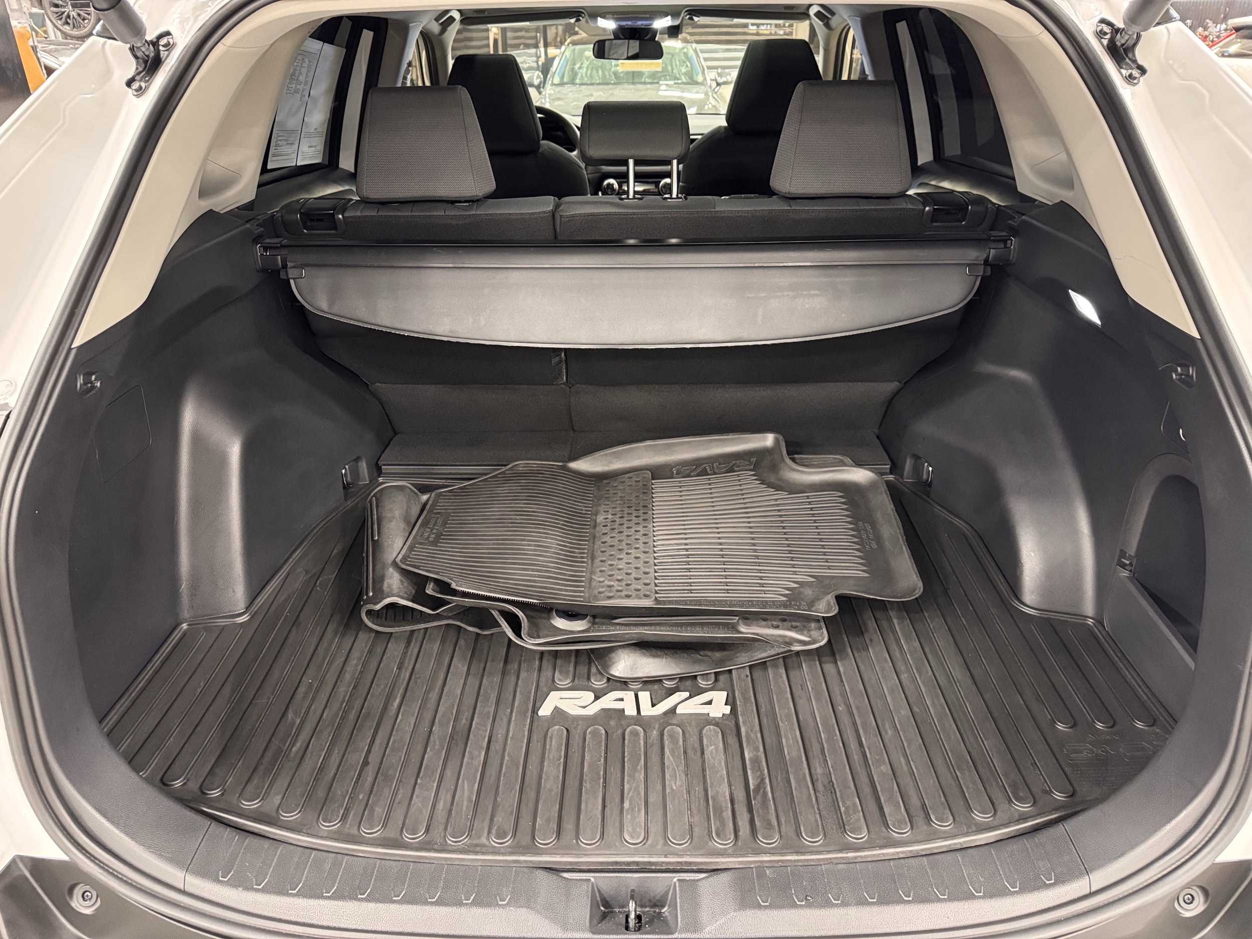2025 Toyota RAV4 XLE - Photo 23