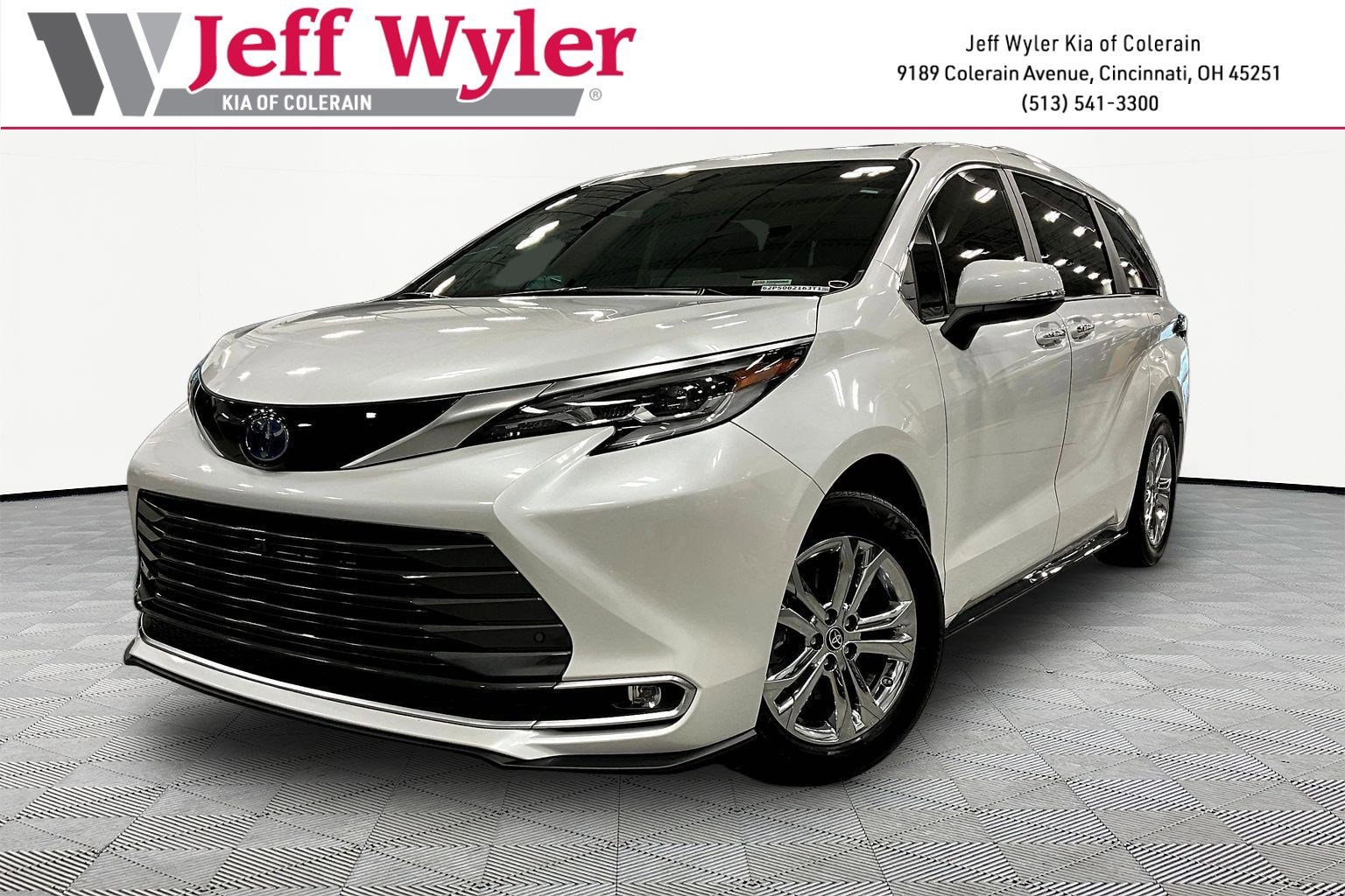 2023 Toyota Sienna Platinum 7-Passenger Hybrid AWD's photo