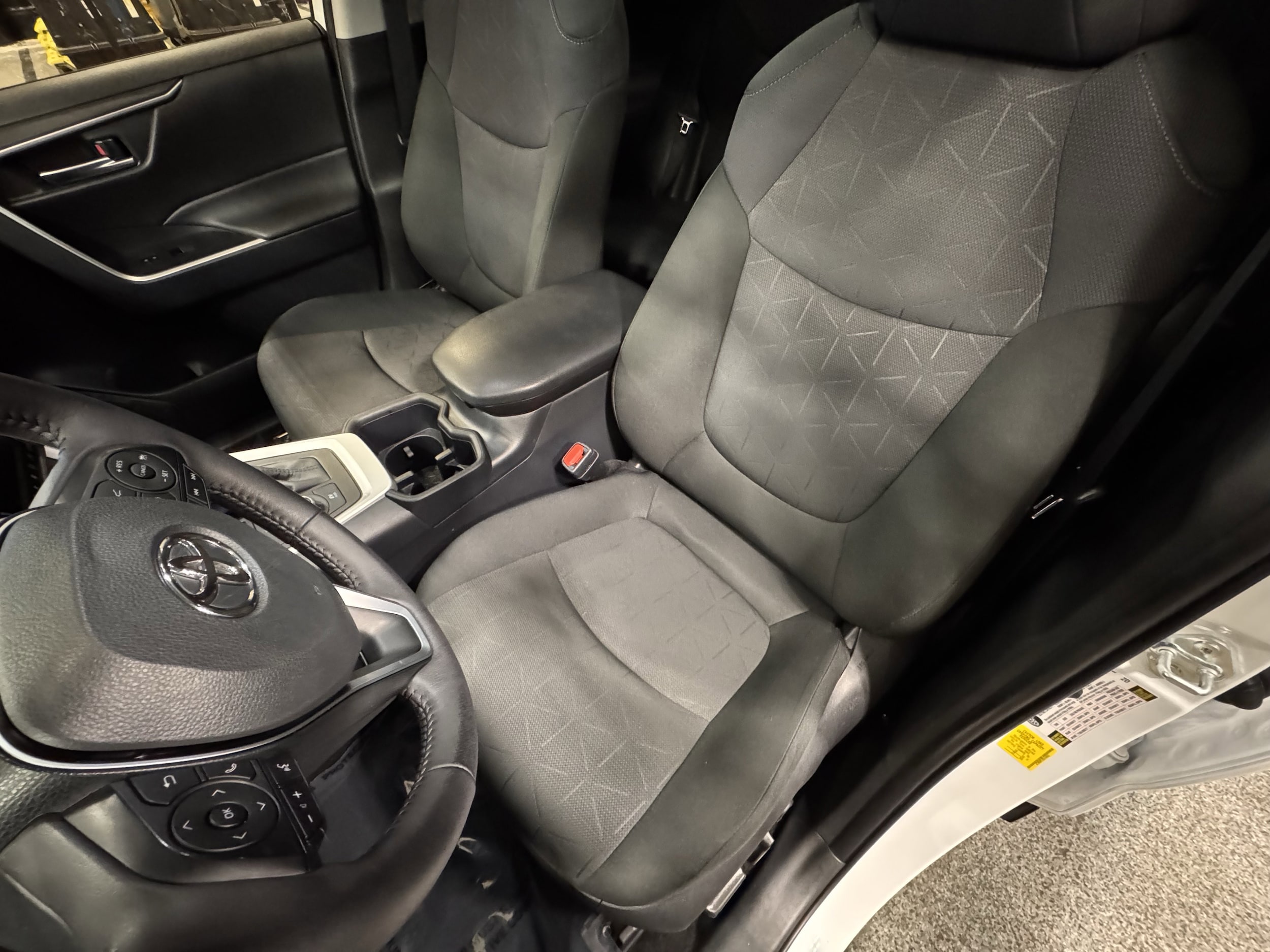 2025 Toyota RAV4 XLE - Photo 18