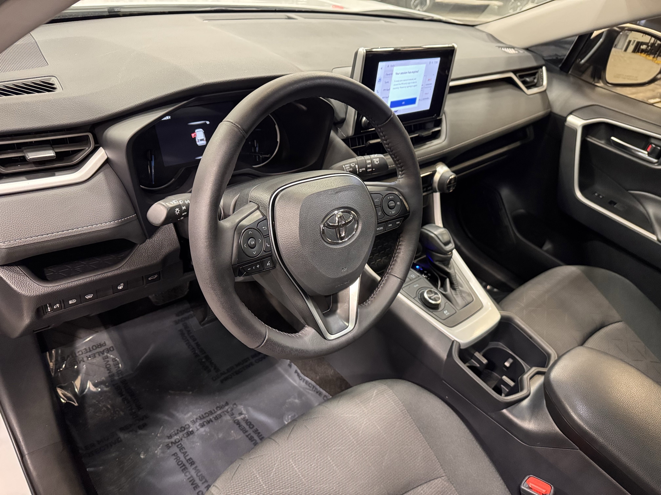 2025 Toyota RAV4 XLE - Photo 16