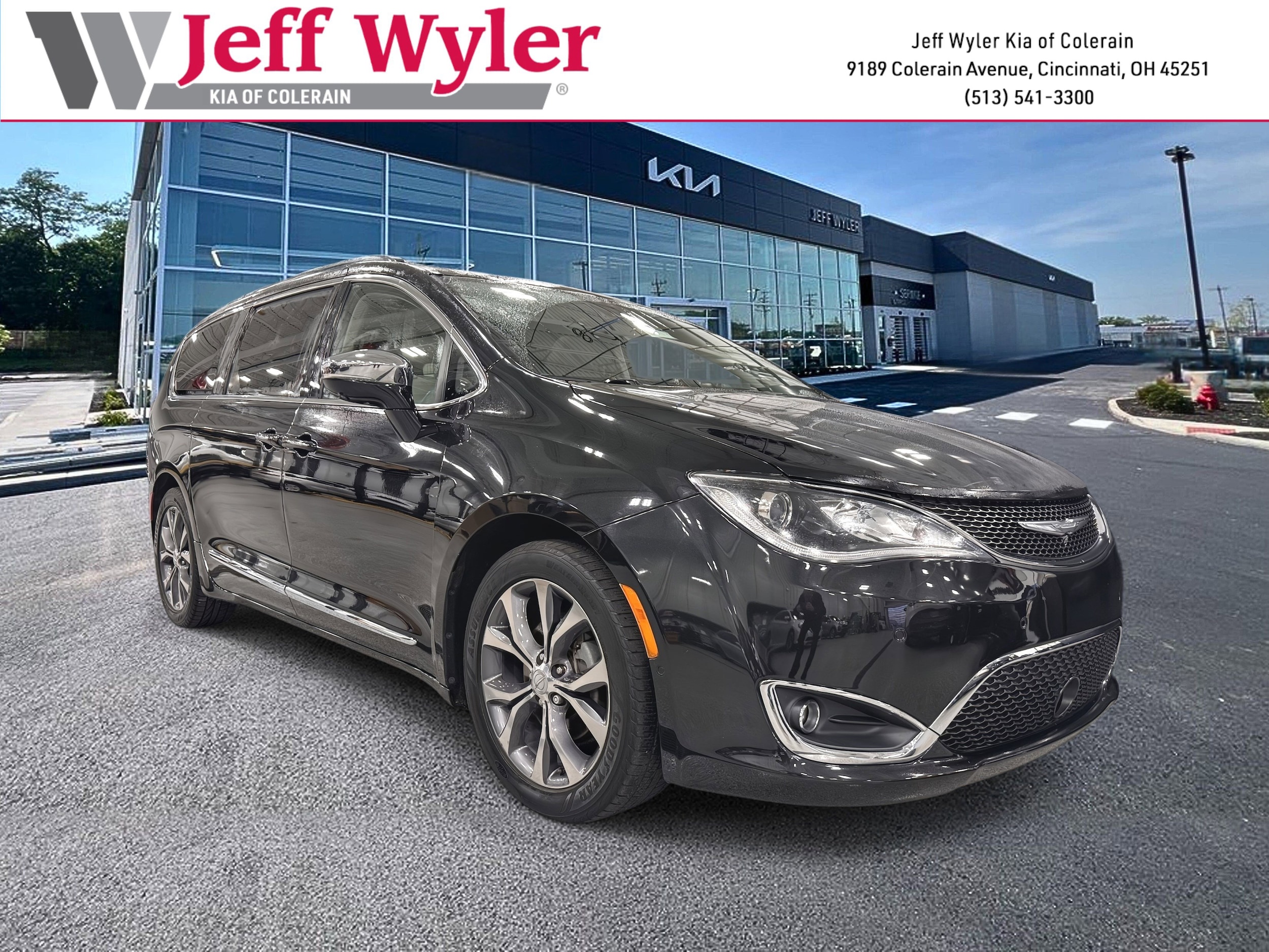 2018 Chrysler Pacifica Limited's photo