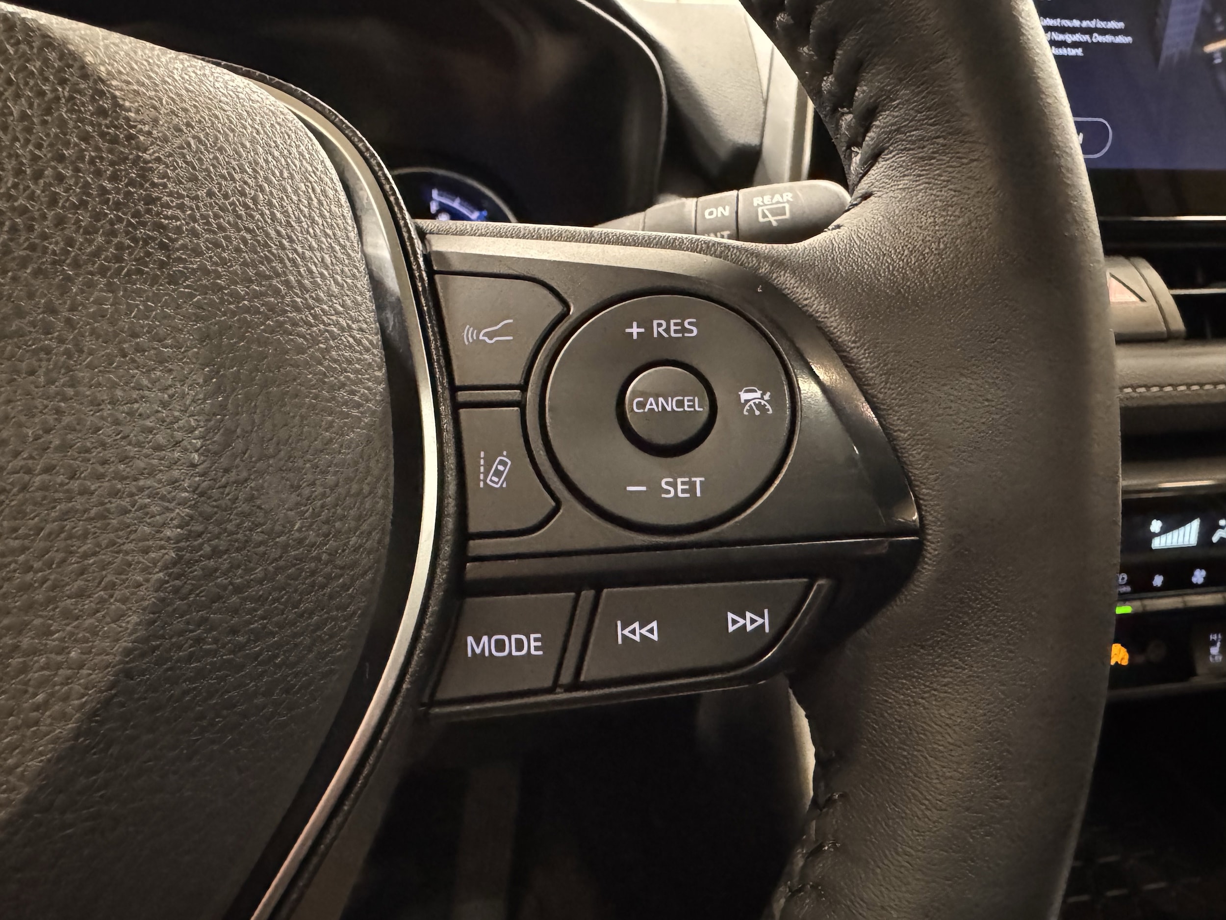 2025 Toyota RAV4 XLE - Photo 13