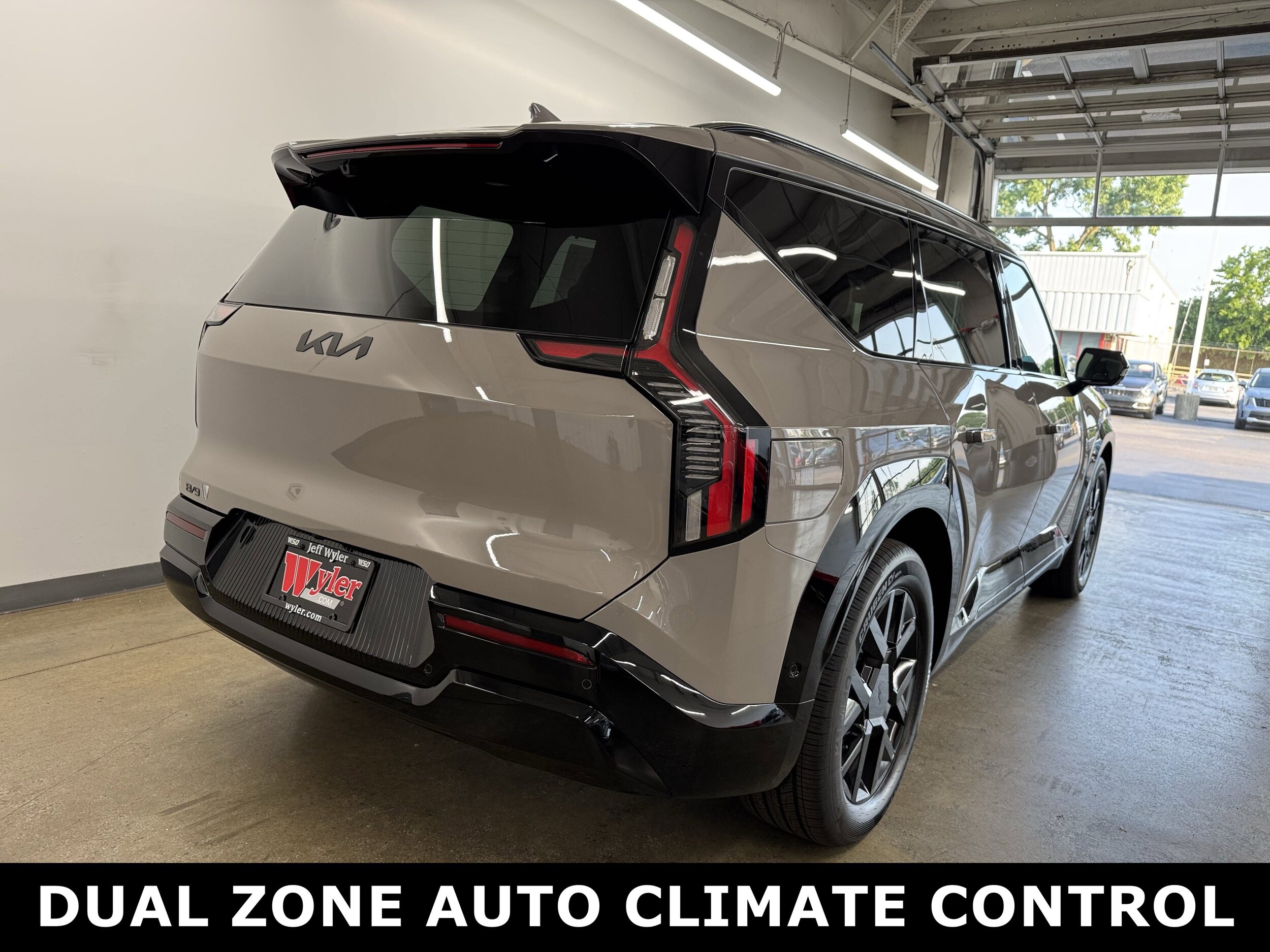2026 Kia EV9 Land photo 2