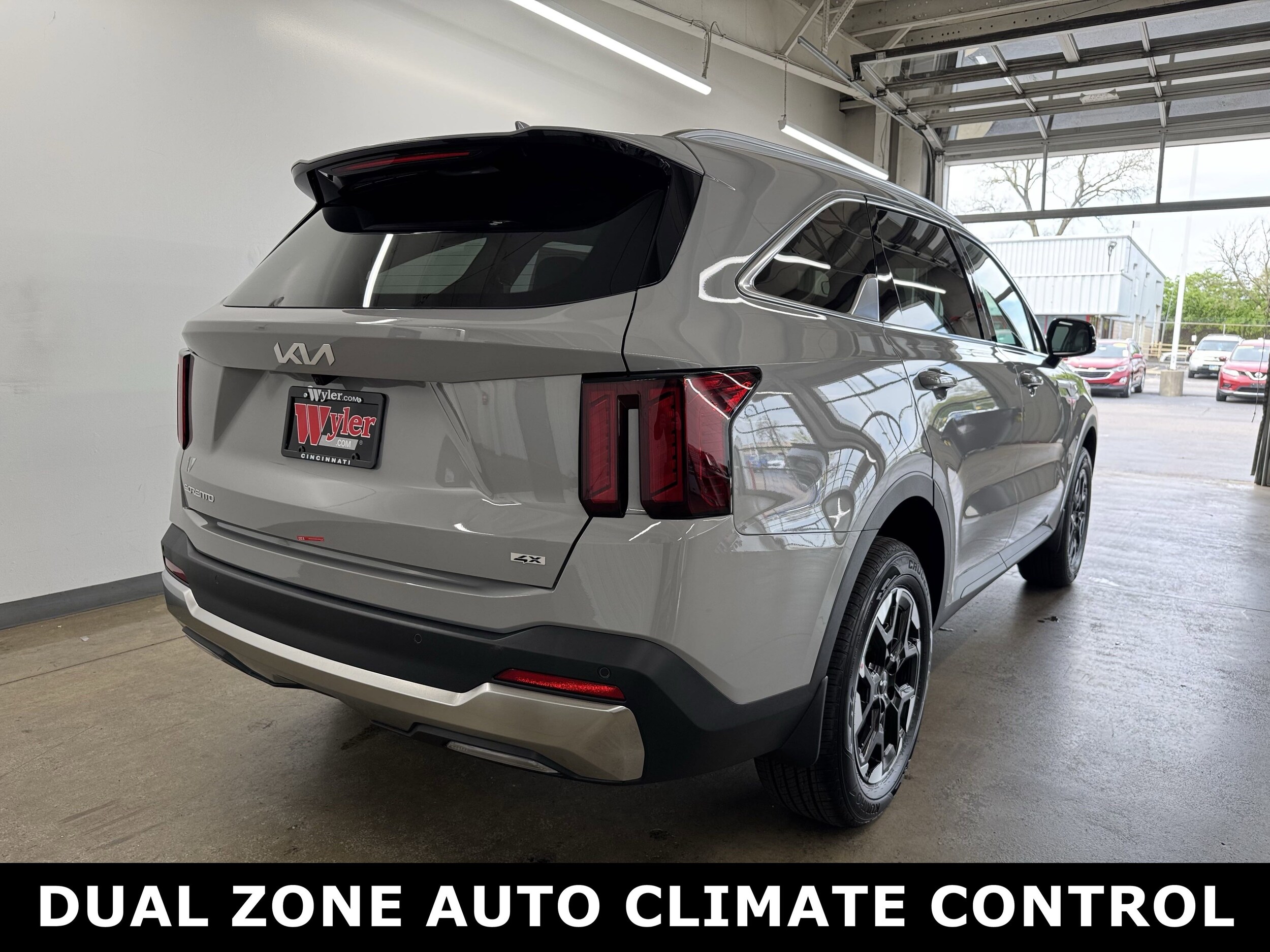 2025 Kia Sorento S photo 3