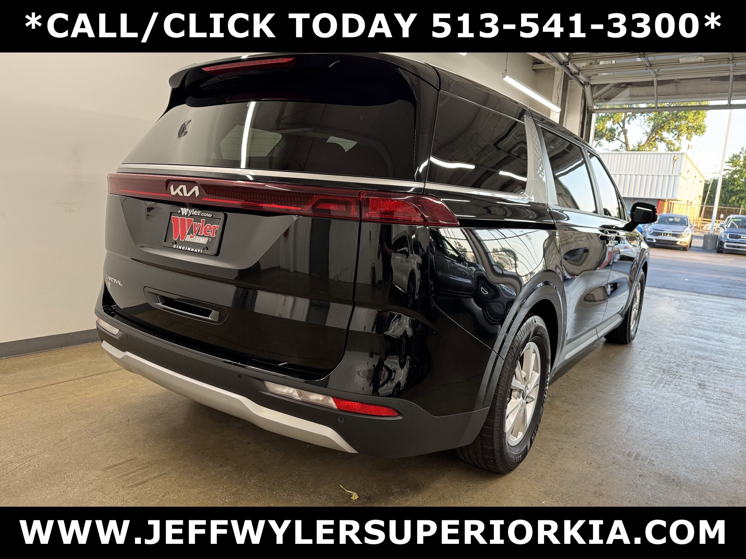 2023 Kia Carnival LX photo 3