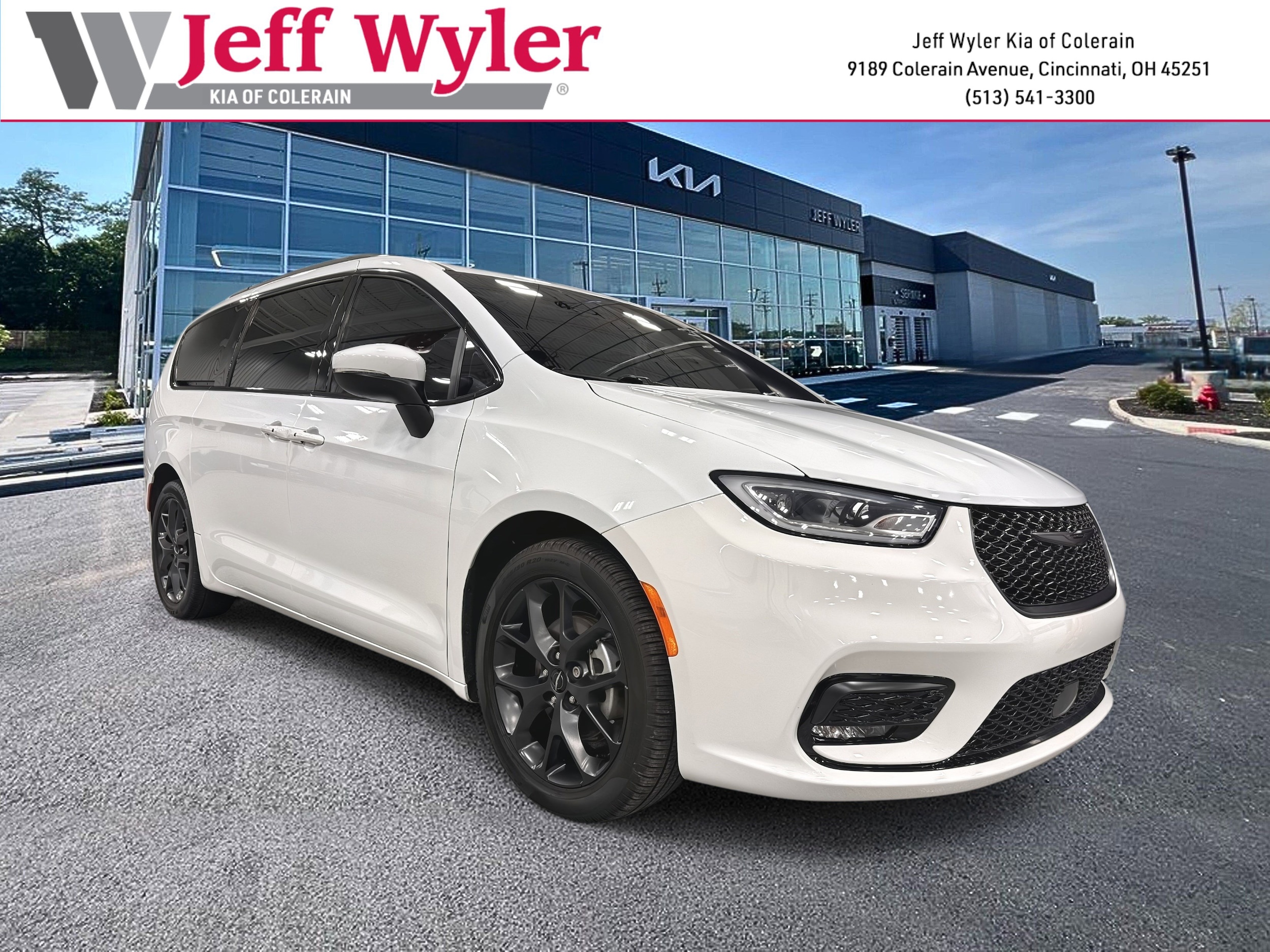 2023 Chrysler Pacifica Touring L's photo