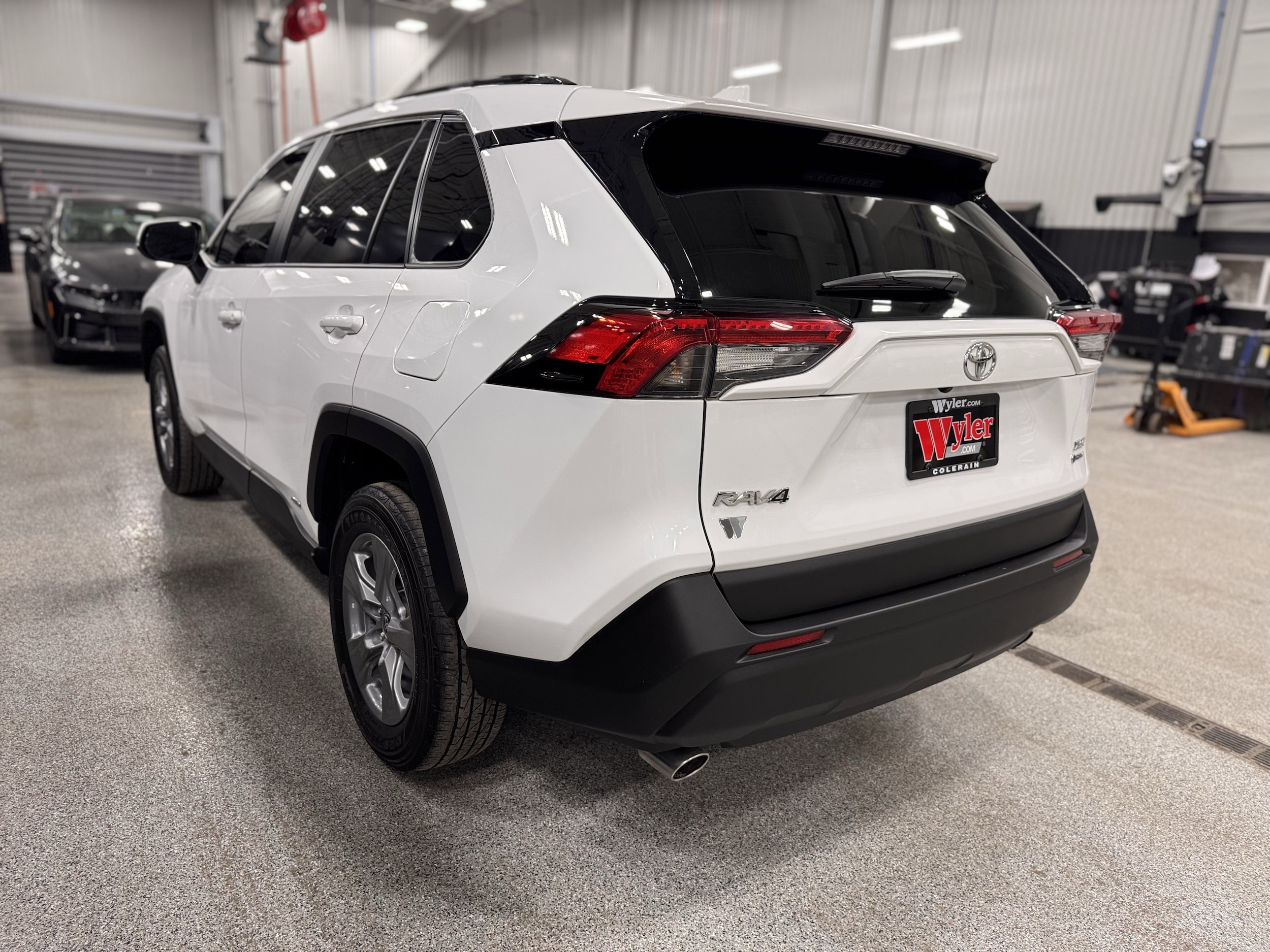 2025 Toyota RAV4 XLE - Photo 31