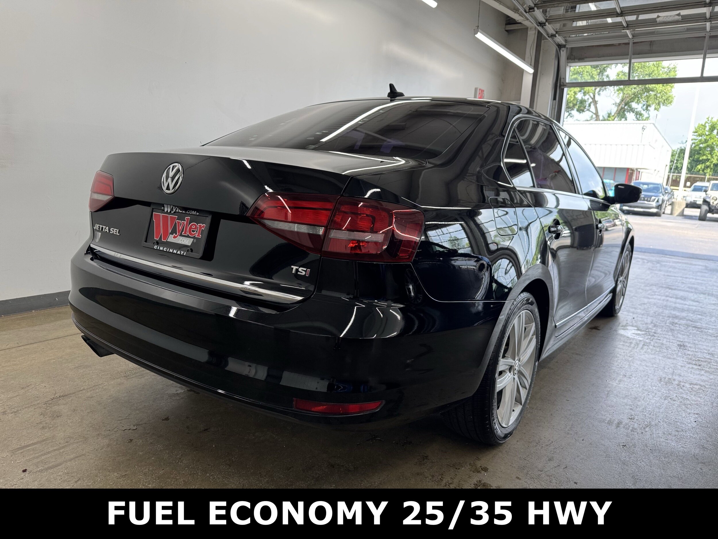 2017 Volkswagen Jetta 1.8T SEL photo 3