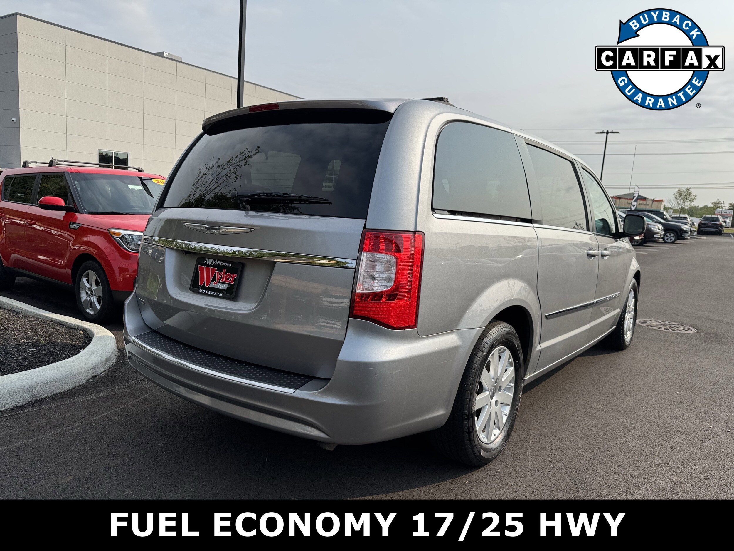 2015 Chrysler Town & Country Touring photo 2