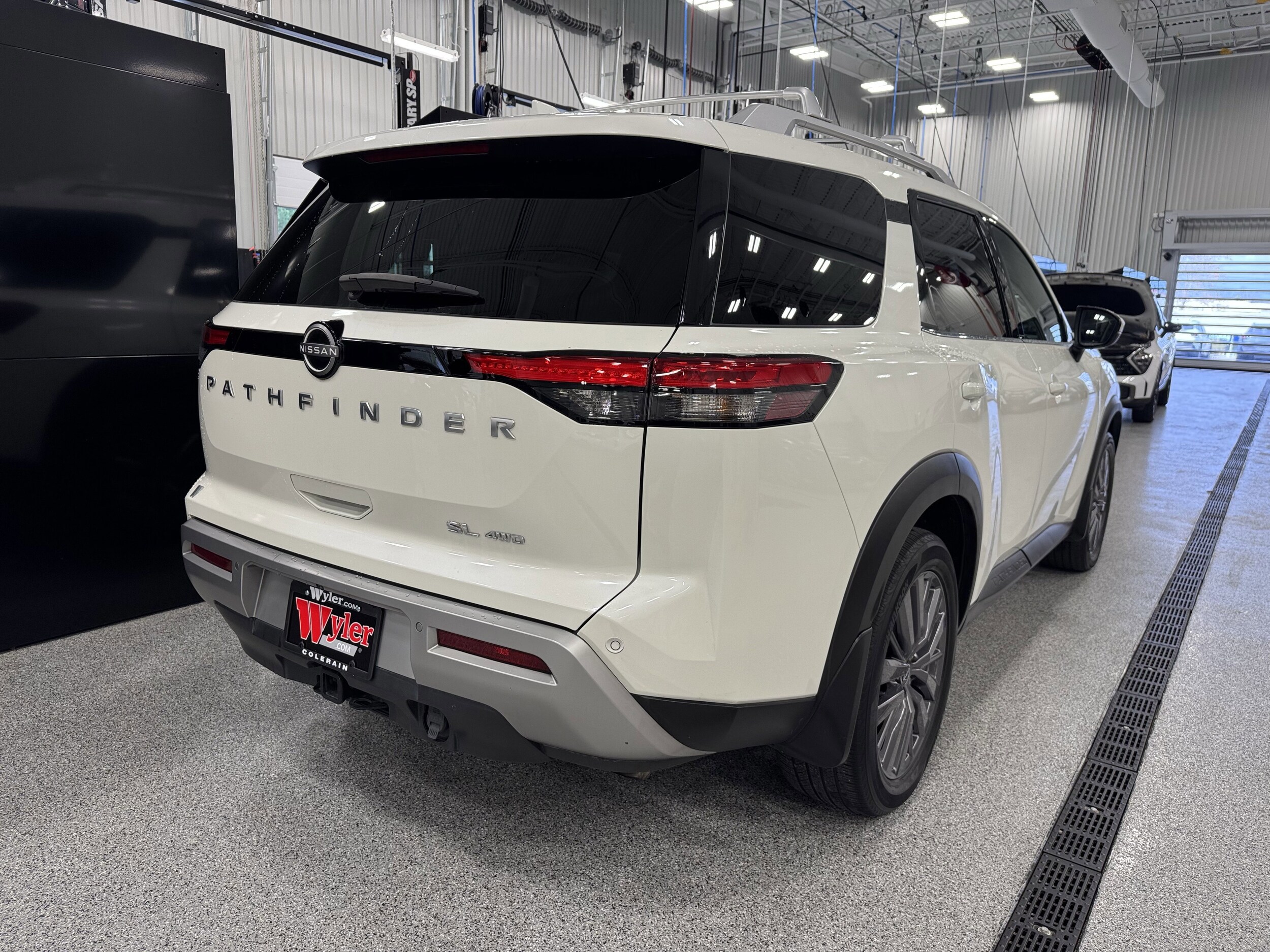 2023 Nissan Pathfinder SL photo 3