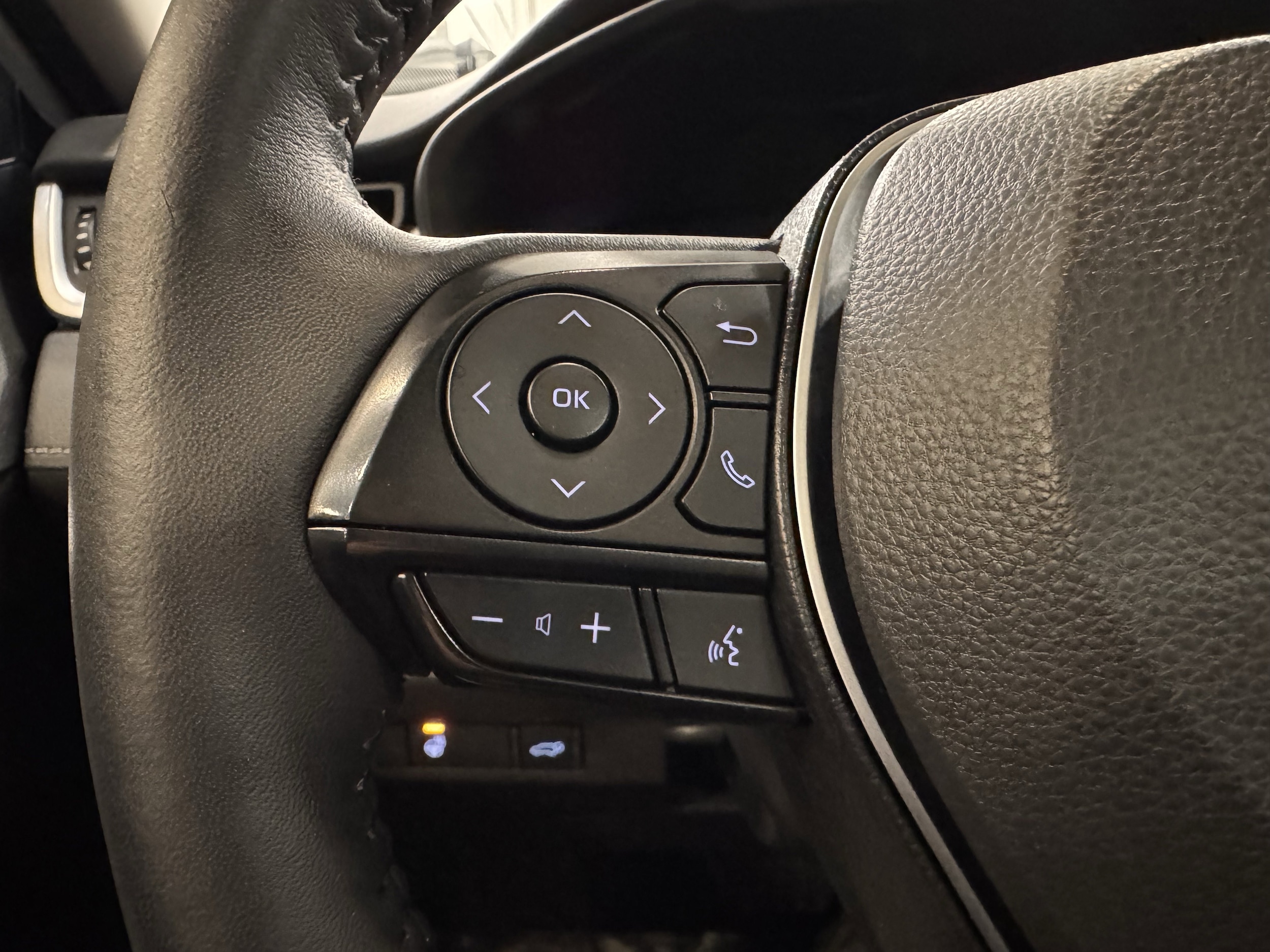 2025 Toyota RAV4 XLE - Photo 12