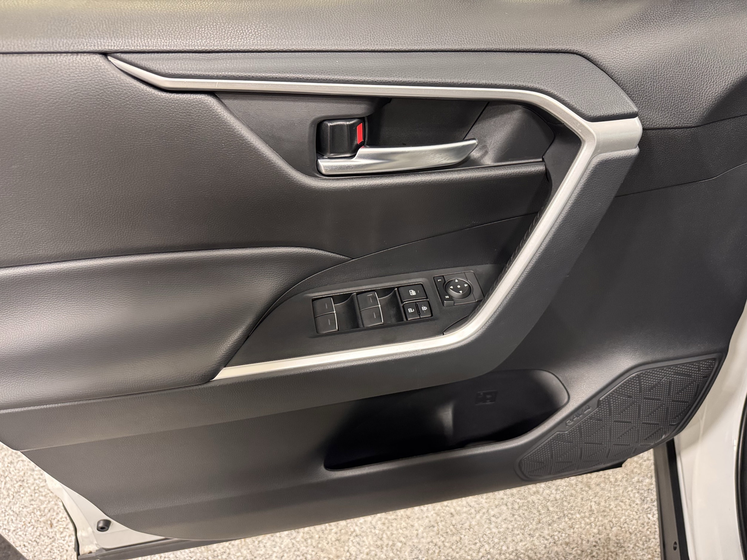 2025 Toyota RAV4 XLE - Photo 21