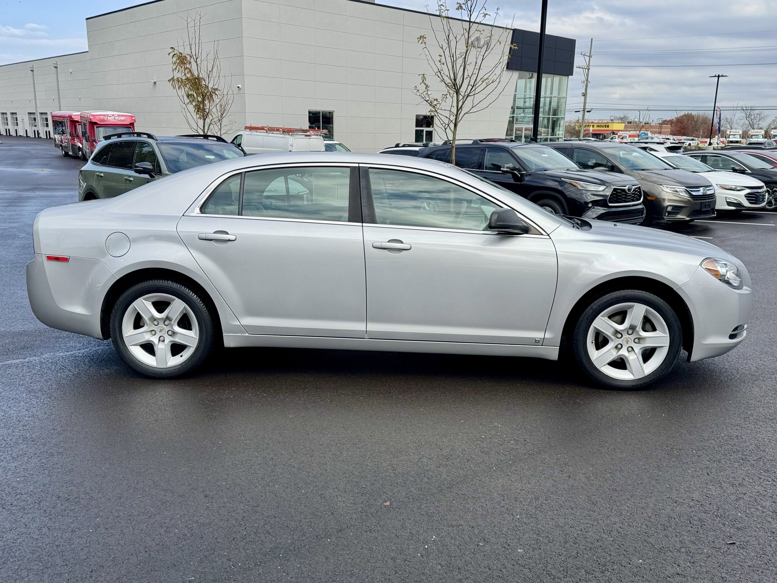 2009 Chevrolet Malibu LS photo 2