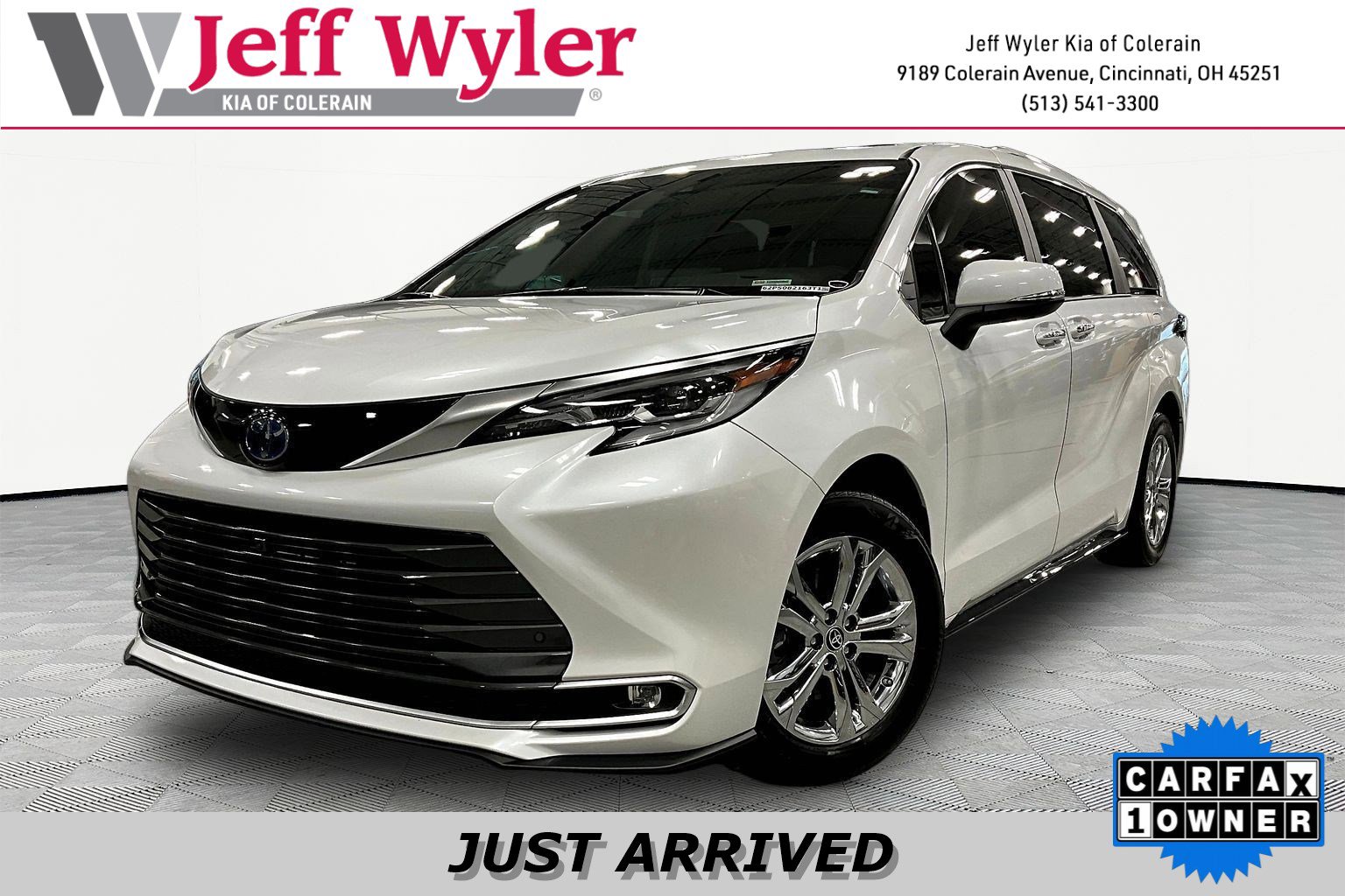 2023 Toyota Sienna Platinum 7-Passenger Hybrid AWD's photo