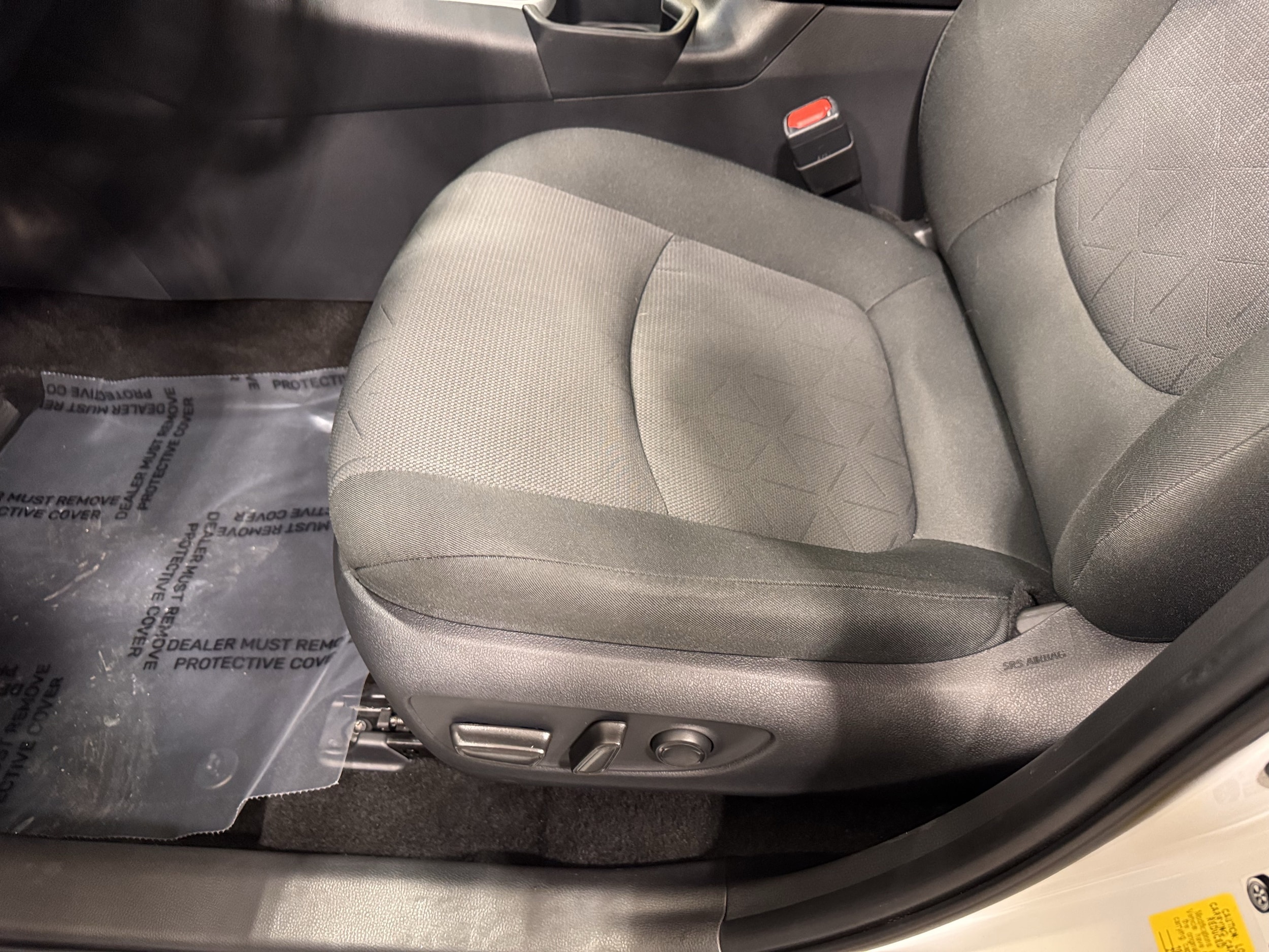 2025 Toyota RAV4 XLE - Photo 19