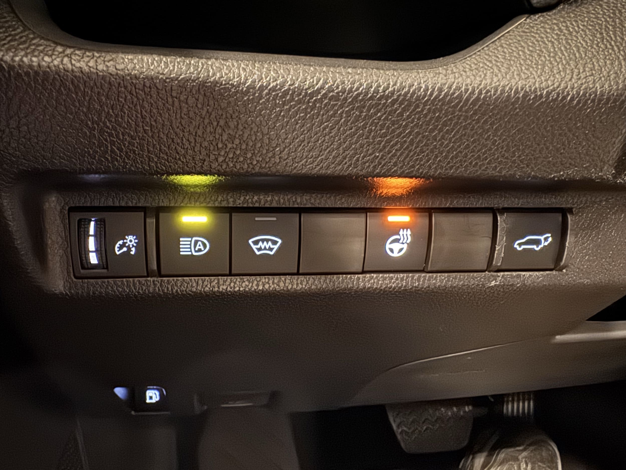 2025 Toyota RAV4 XLE - Photo 11